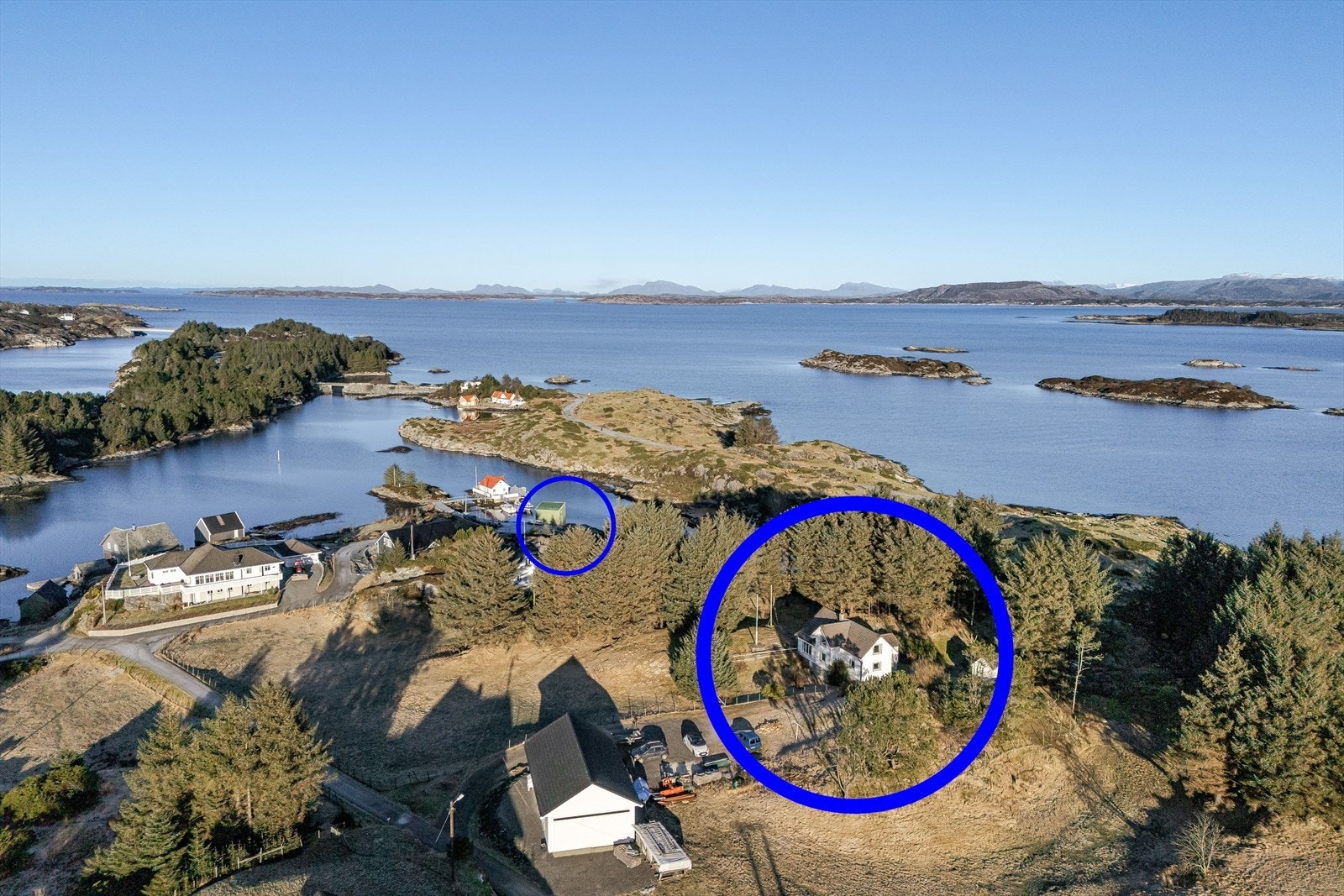 Beliggenhet til enebolig og sjøbu er avmerket Galleribilde