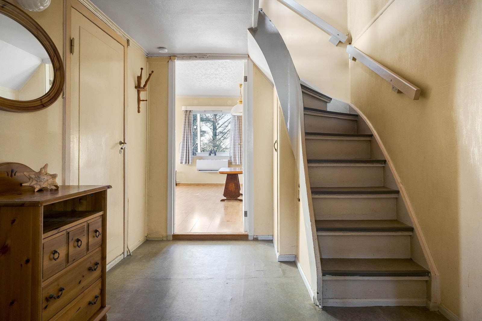 entre med trapp til øverst etasje Galleribilde