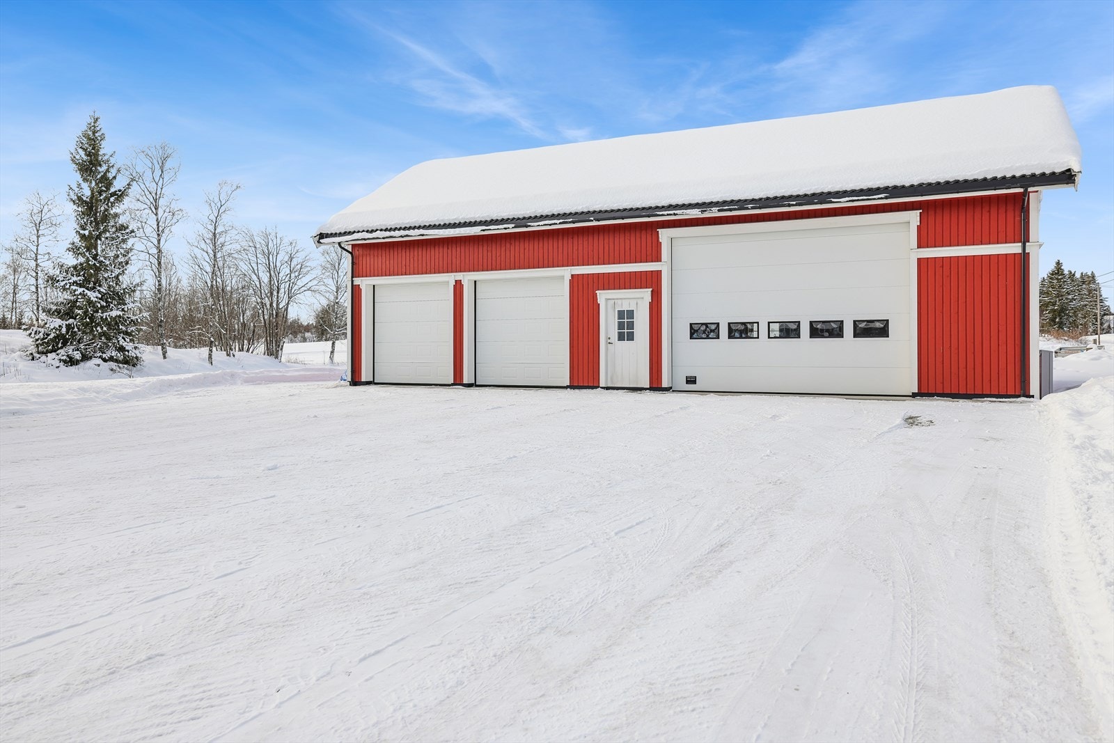 Garasjebygget har leddporter med fjernstyrte portåpnere, samt lys og strøm. Galleribilde