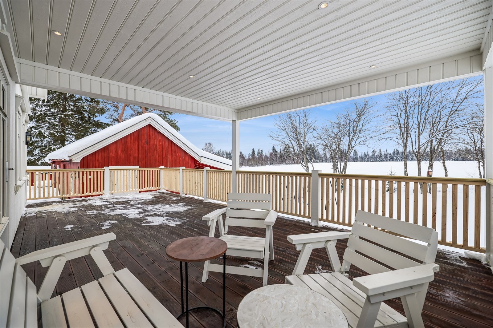 Her er det god plass til både sittegruppe og spisebord for hyggelige stunder utendørs. Galleribilde