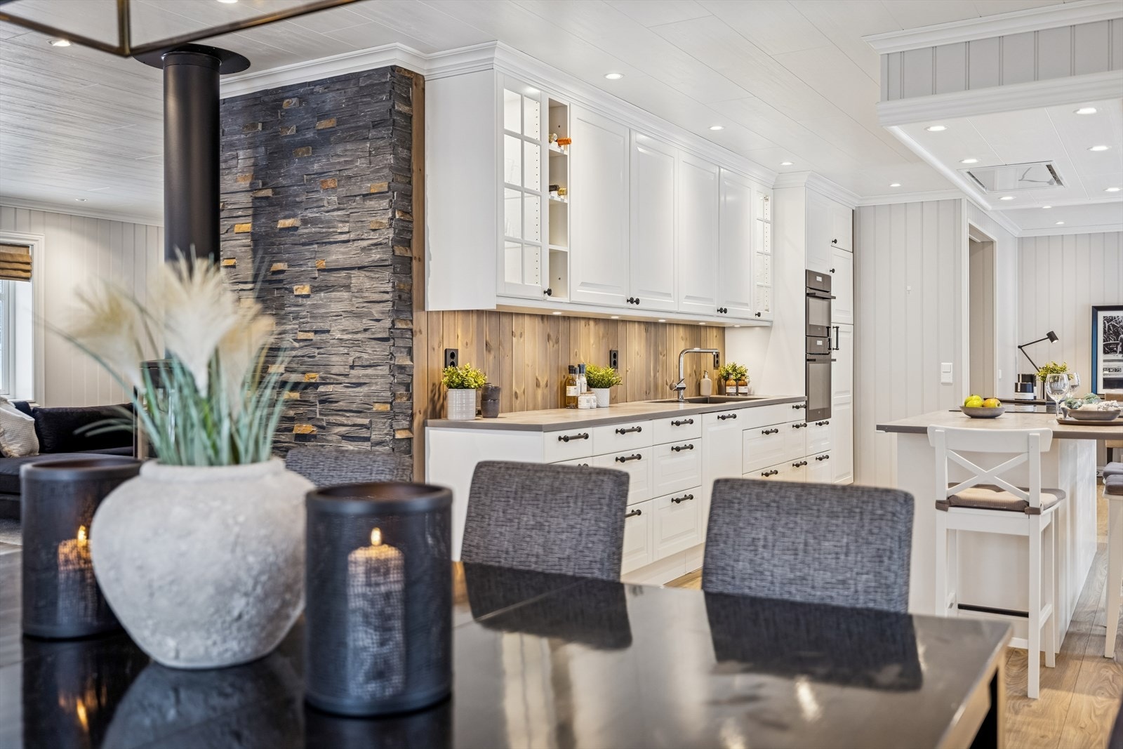 Kjøkkenet fra 2017 har en stilren innredning med profilerte fronter og rikelig med skapplass. Galleribilde