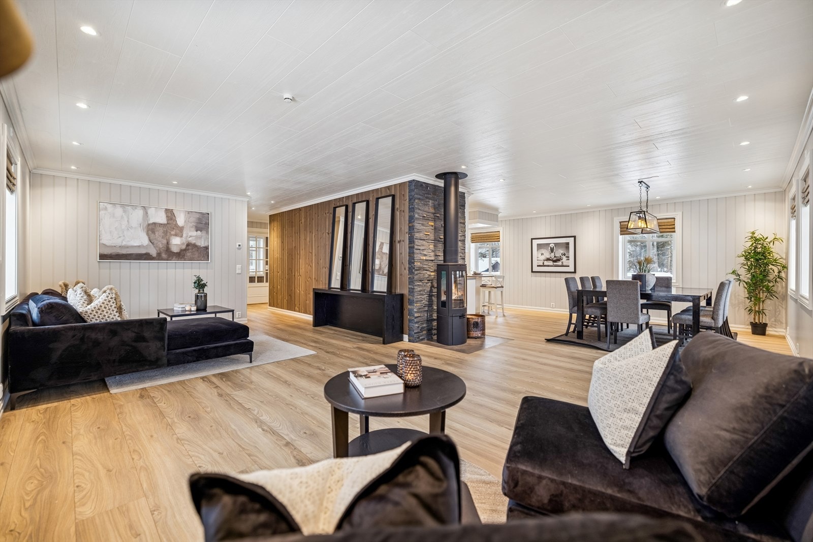 Den åpne løsningen mellom stue og kjøkken skaper en sosial og luftig atmosfære. Galleribilde