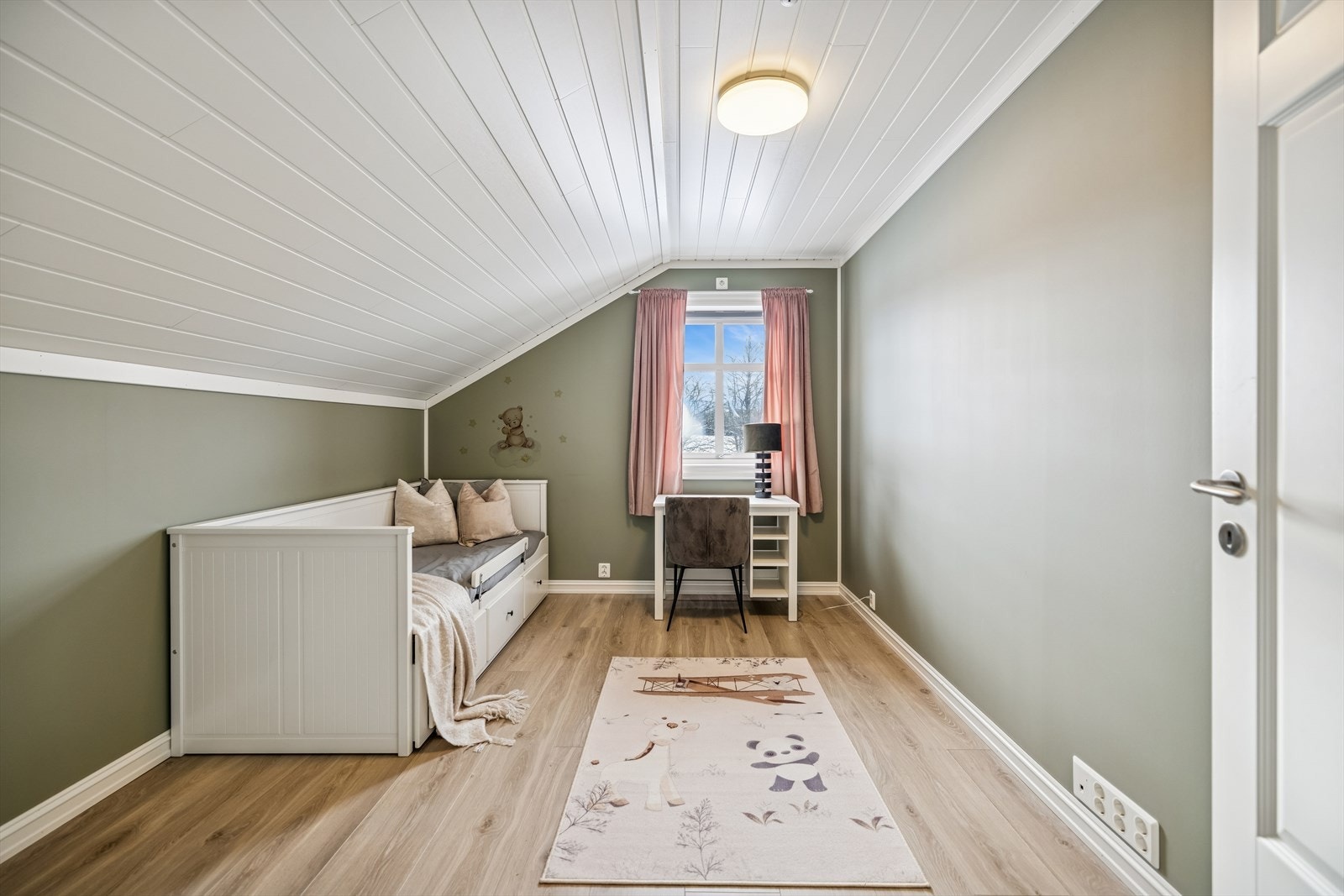 Et av de fire soverommene i andre etasje, med god plass til seng og skrivebord. Galleribilde