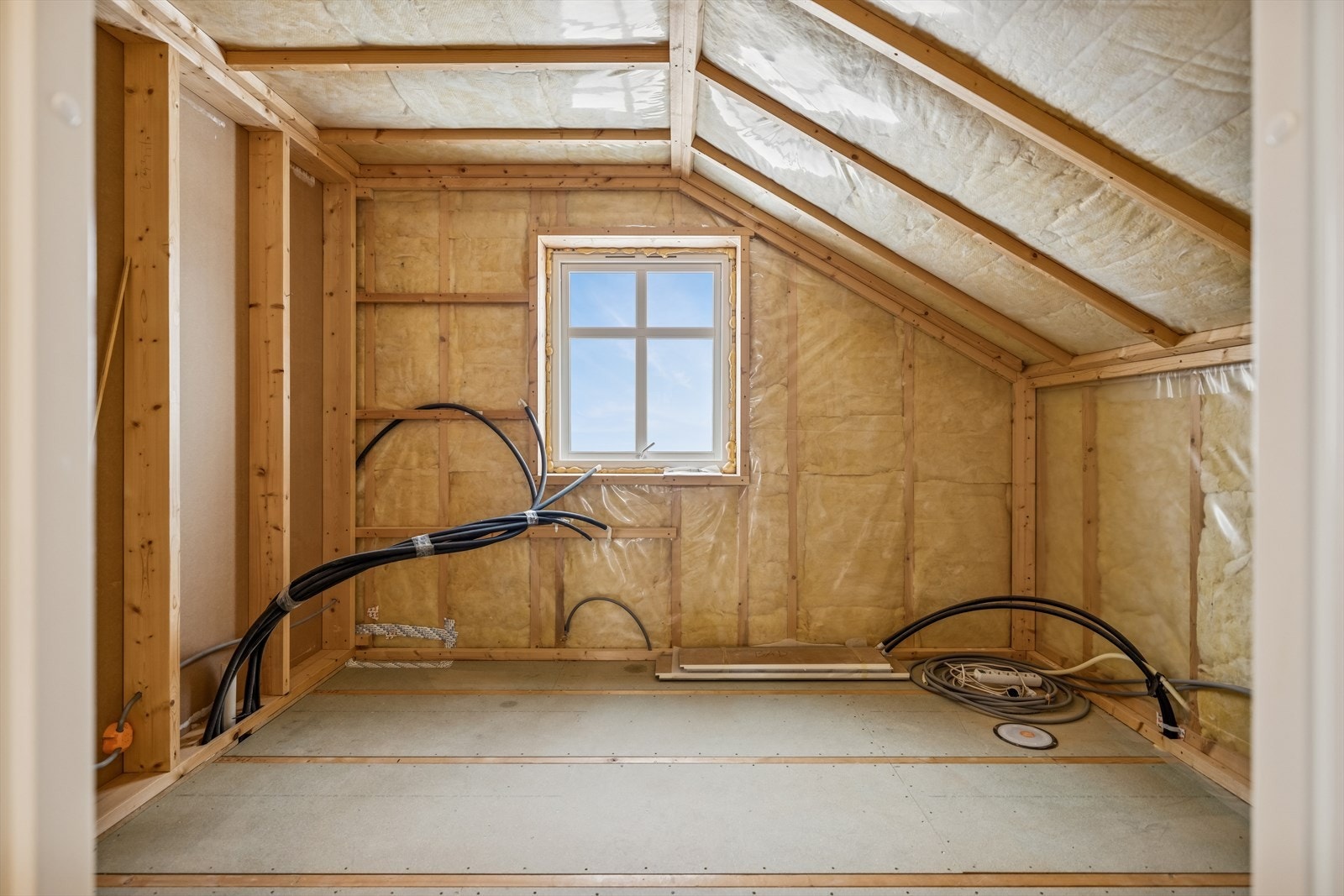 Uinnredet rom i andre etasje, klargjort for en fremtidig ombygging til bad. Galleribilde