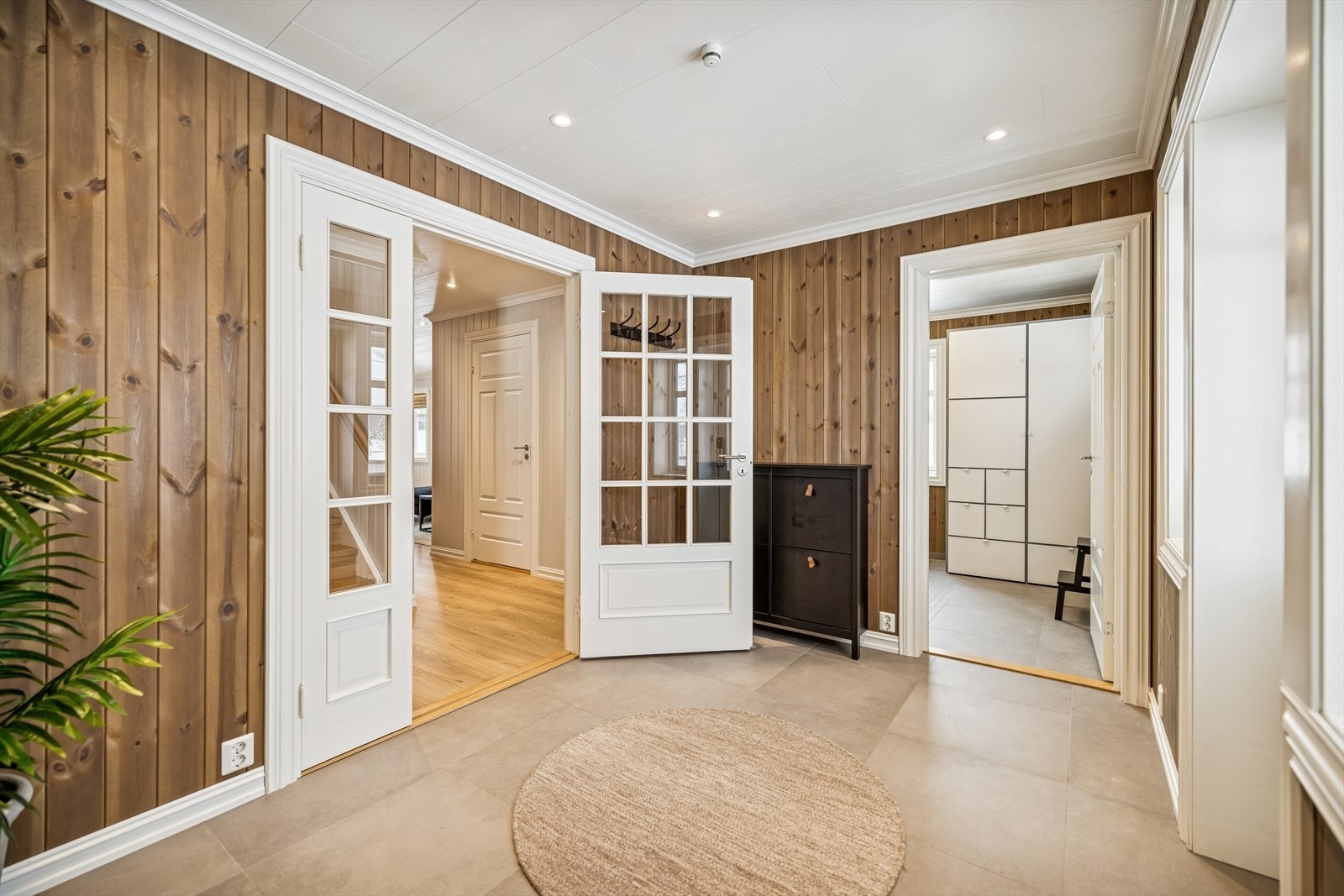 Gangen er romslig med flislagt gulv og har en svært praktisk og enkel tilgang til vaskerommet. Galleribilde