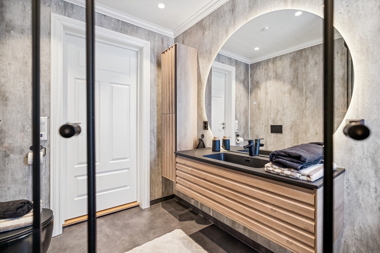 Badet ble bygget nytt i 2025, med moderne våtromsplater og innredning med nedfelt servant. Galleribilde