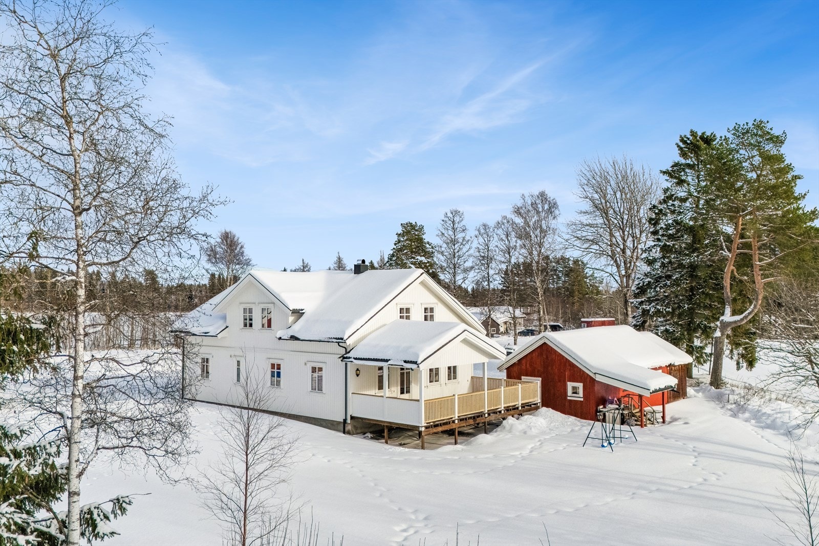 Enebolig vesentlig ombygget og rehabilitert i 2017, beliggende på en romslig og flat tomt. Galleribilde