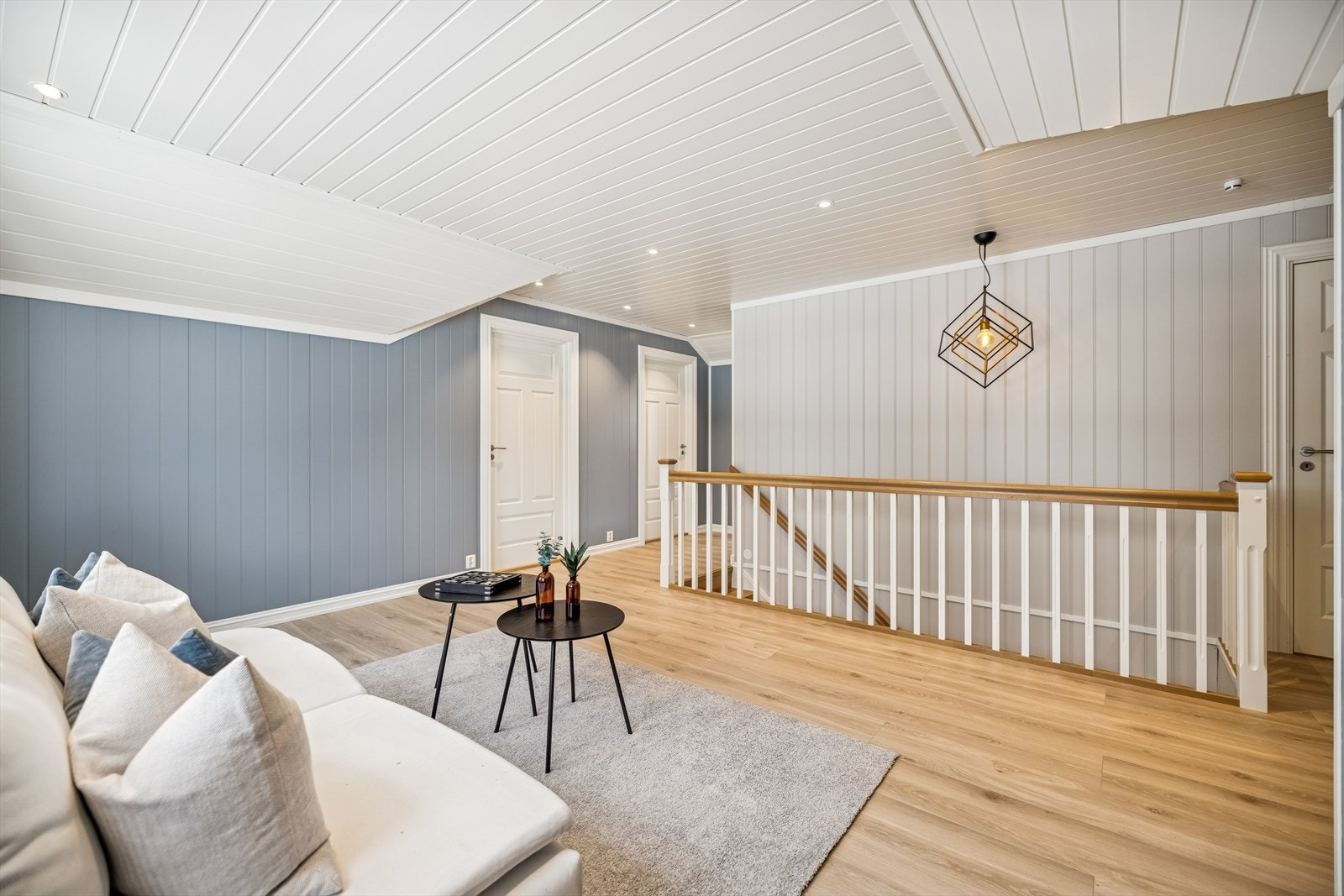 Rommet har laminatgulv og panel på veggene, som gir en lun og helhetlig stil. Galleribilde