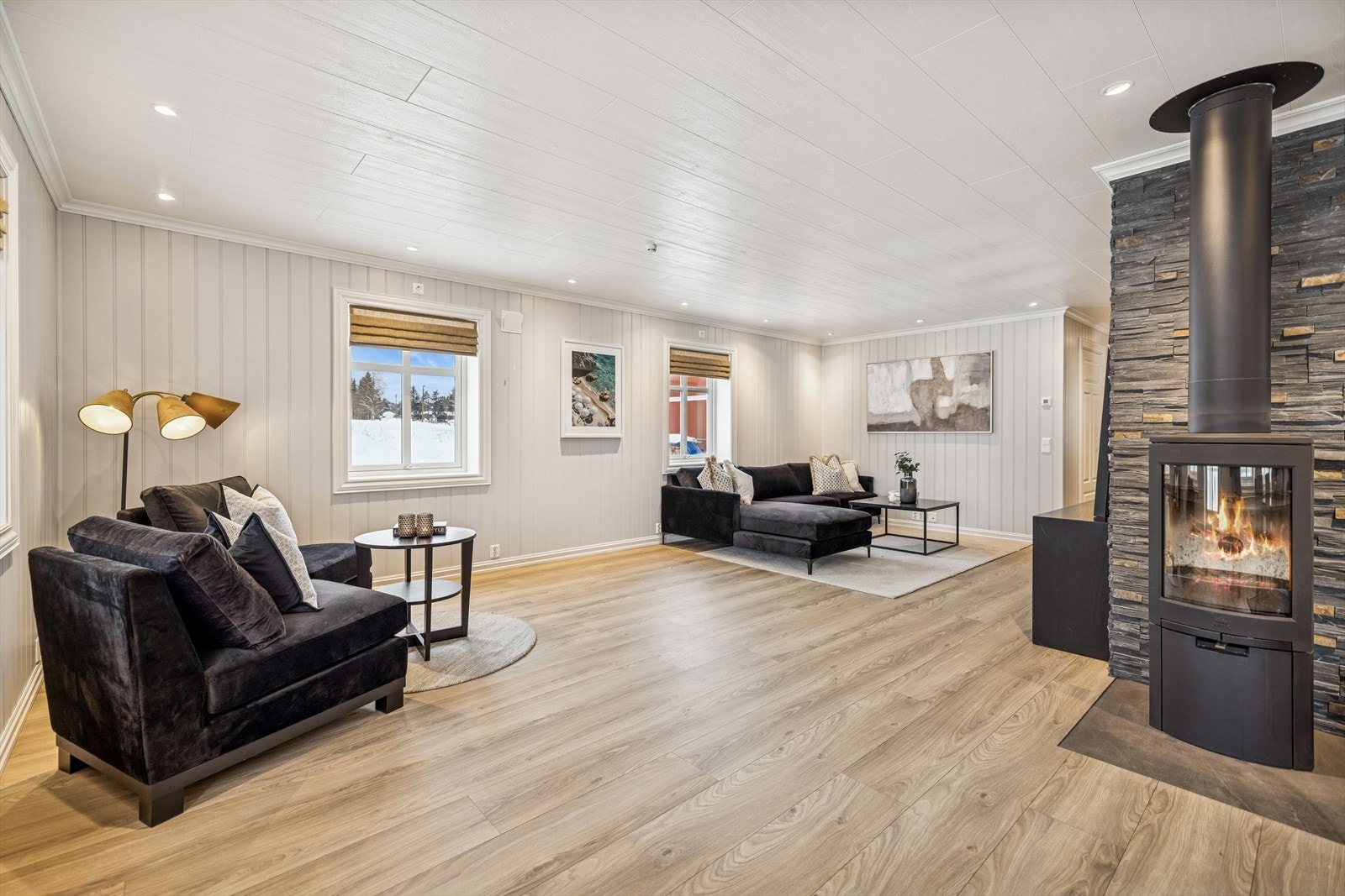 Stuen er et stort og åpent rom med vannbåren gulvvarme for jevn og behagelig temperatur. Galleribilde