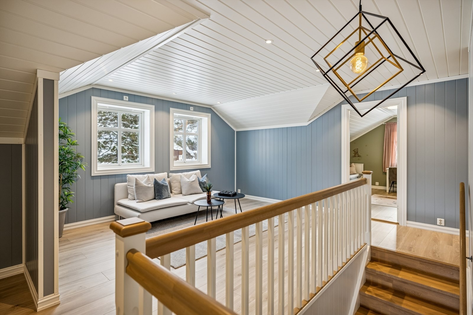 Loftstuen er et lyst og trivelig oppholdsrom som binder sammen soverommene i etasjen. Galleribilde