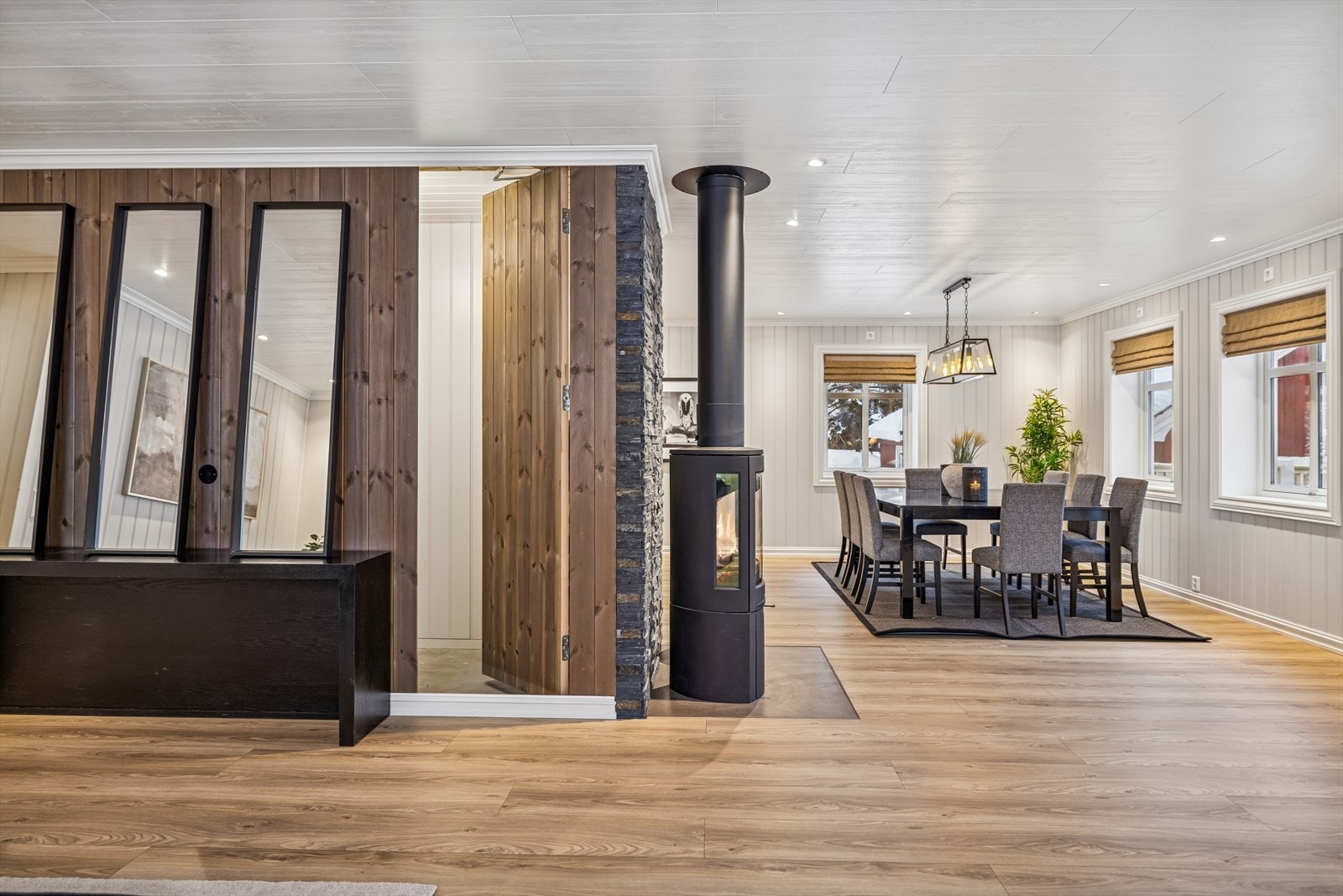 Legg merke til den smarte, veggkledde "hemmelige" døren som gir diskret adkomst til boden under trappen. Galleribilde