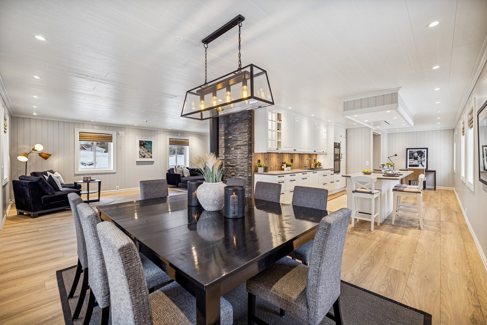 Spisestuen er en naturlig del av allrommet, med god plass til store selskaper. Galleribilde