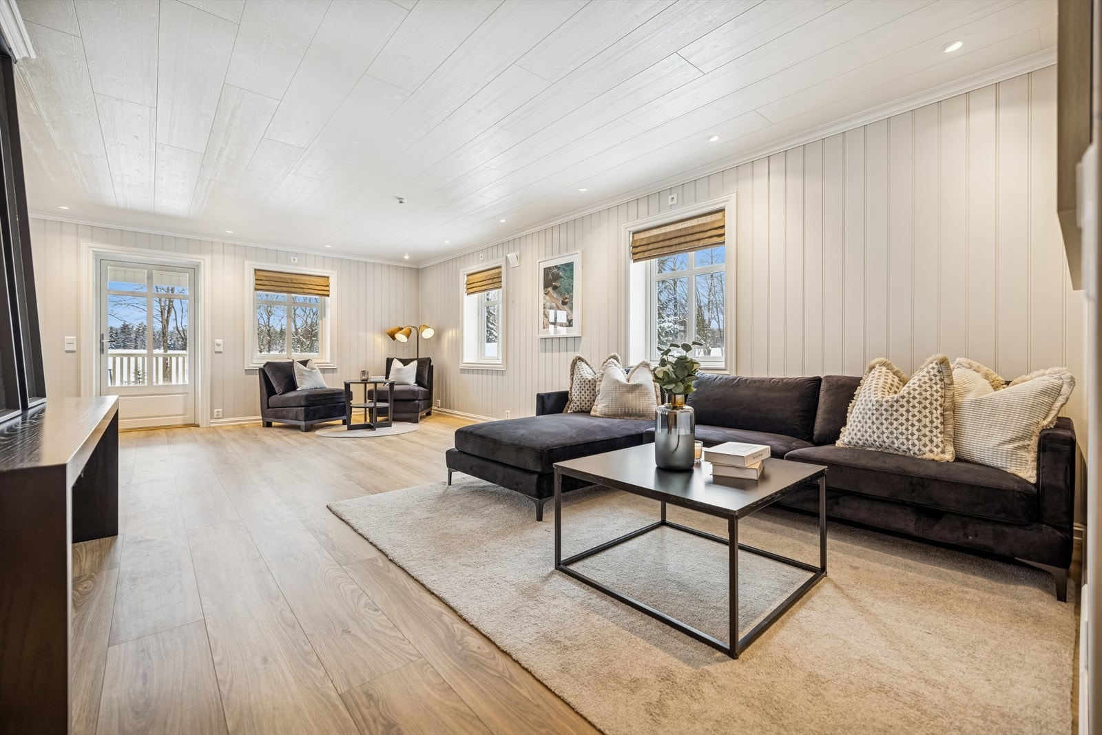 Fra stuen er det direkte utgang til en stor, delvis overbygget terrasse på 42 m². Galleribilde