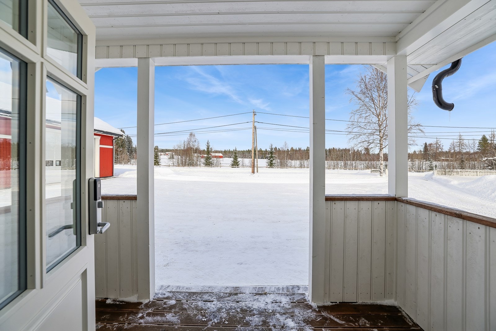 Overbygget inngangsparti med tretrapp ønsker deg velkommen hjem. Galleribilde