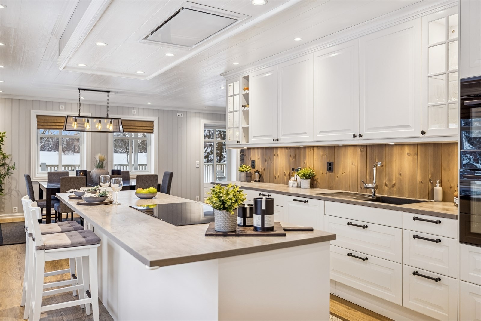 Kjøkkenøy med laminatbenkeplate og integrert induksjonstopp gir en praktisk arbeidsflate. Galleribilde