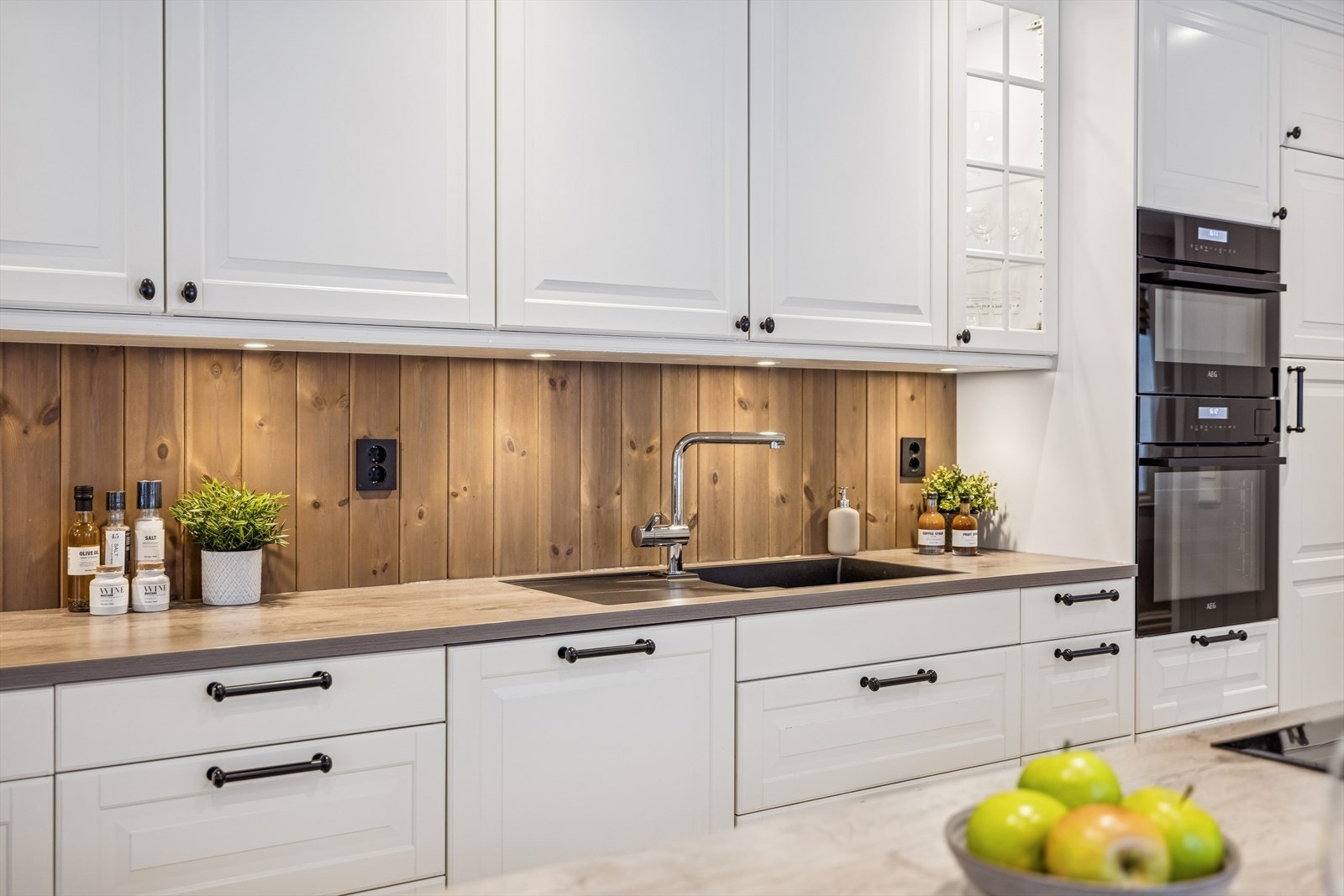 Detaljer som underlimt vask og god belysning over benkeplaten understreker kvaliteten. Galleribilde