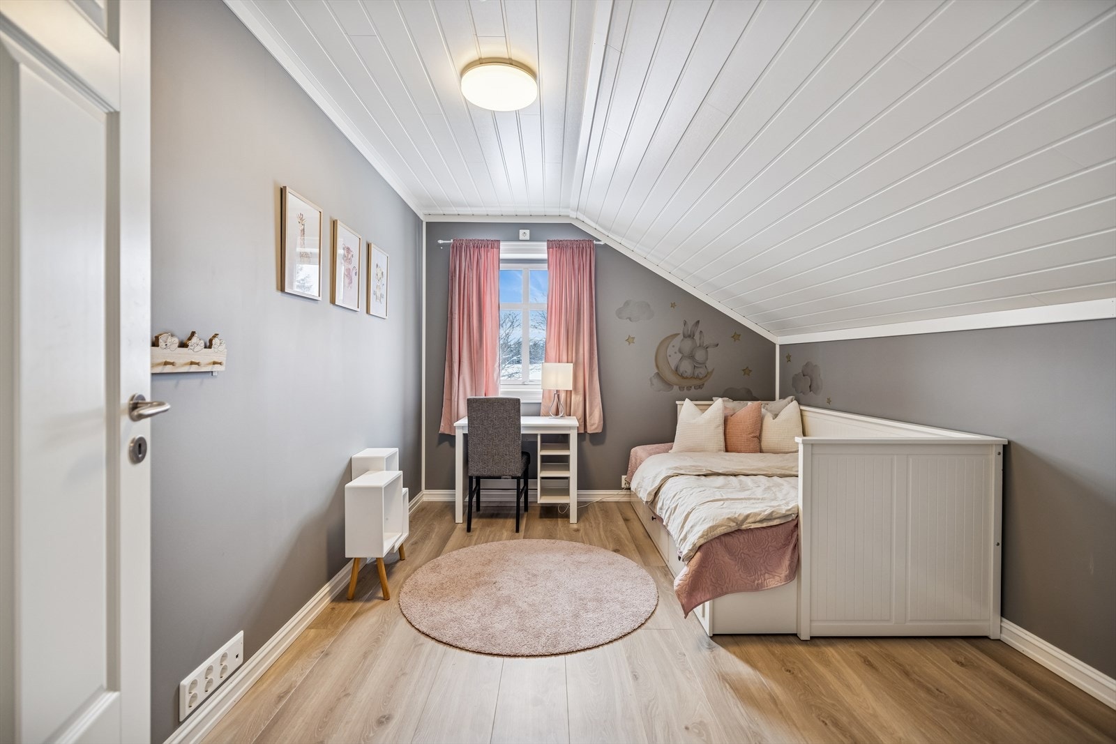 Alle soverommene har overflater med malte plater eller trepanel. Galleribilde