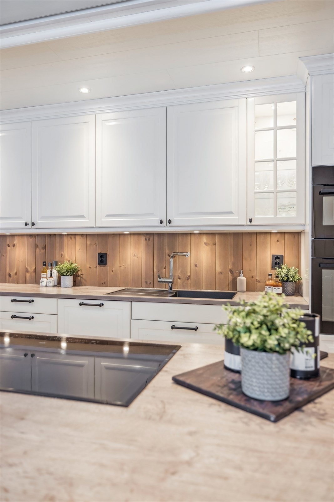 En kjøkkenventilator med avtrekk ut sikrer et godt inneklima under matlagingen. Galleribilde