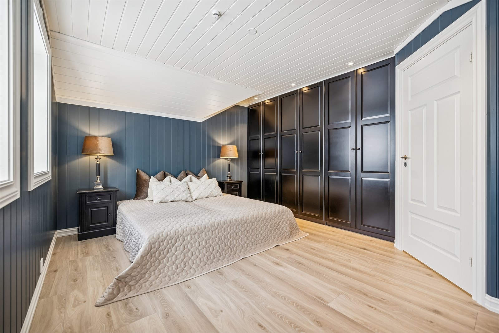 Hovedsoverommet er romslig med god plass til dobbeltseng og en stor garderobeløsning. Galleribilde