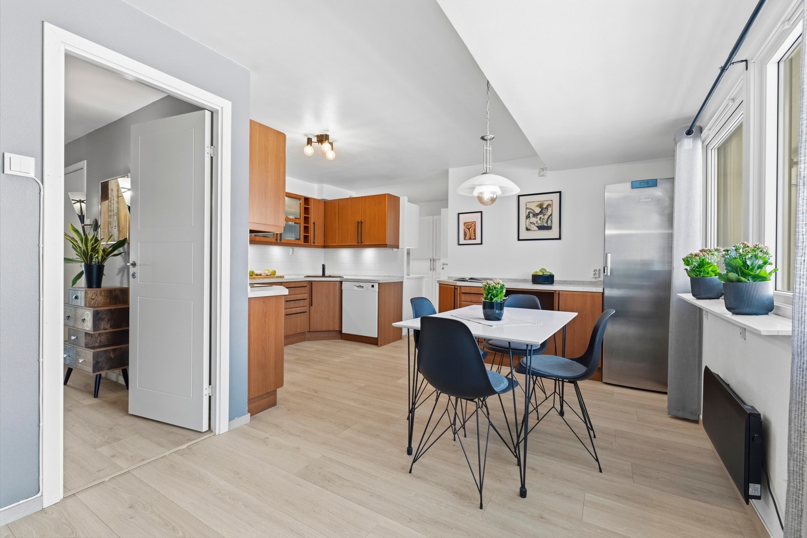 Kjøkkenet har en funksjonell innredning med glatte fronter og en benkeplate i laminat, oppgradert i 2023 Galleribilde