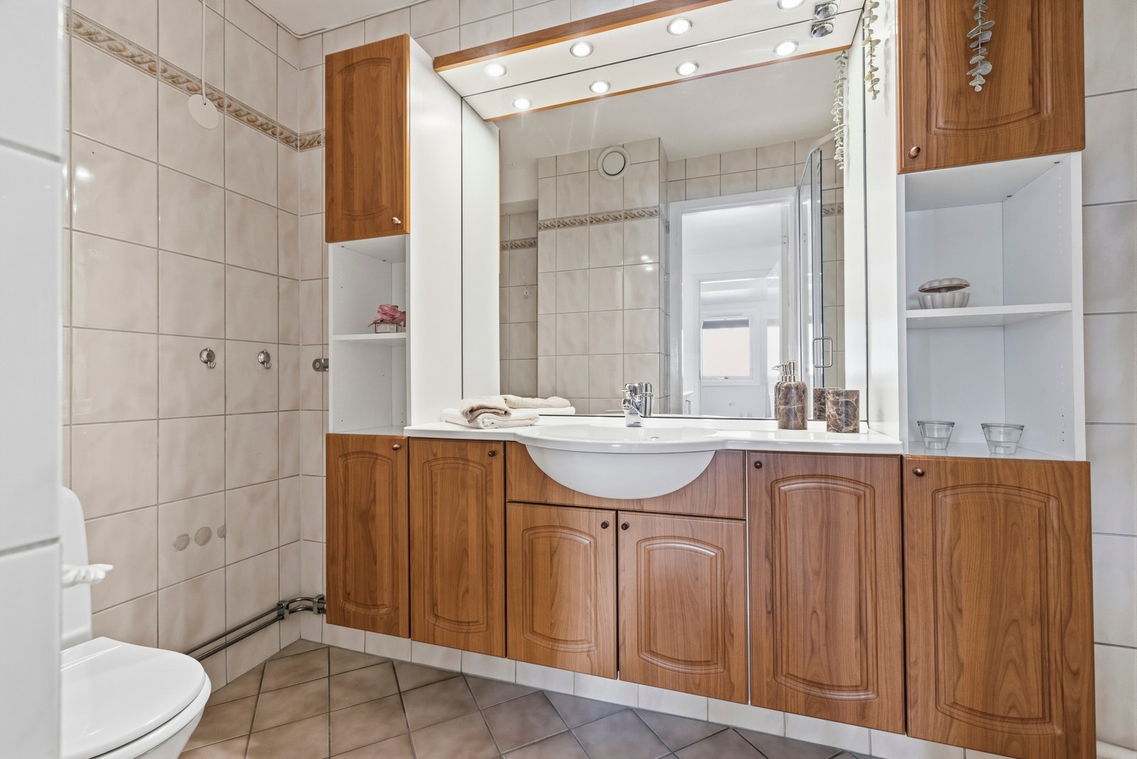 Innredningen består av skap med profilerte fronter Galleribilde