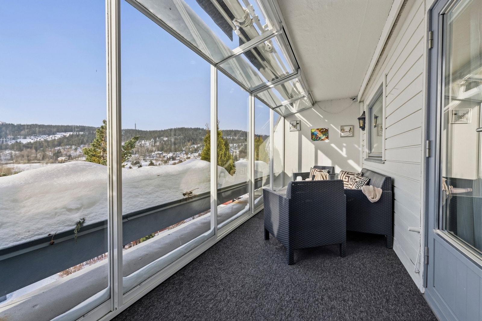 Fra stuen er det utgang til en vestvendt, innglasset balkong på ca. 12,6 m² med kveldssol og flott utsikt Galleribilde