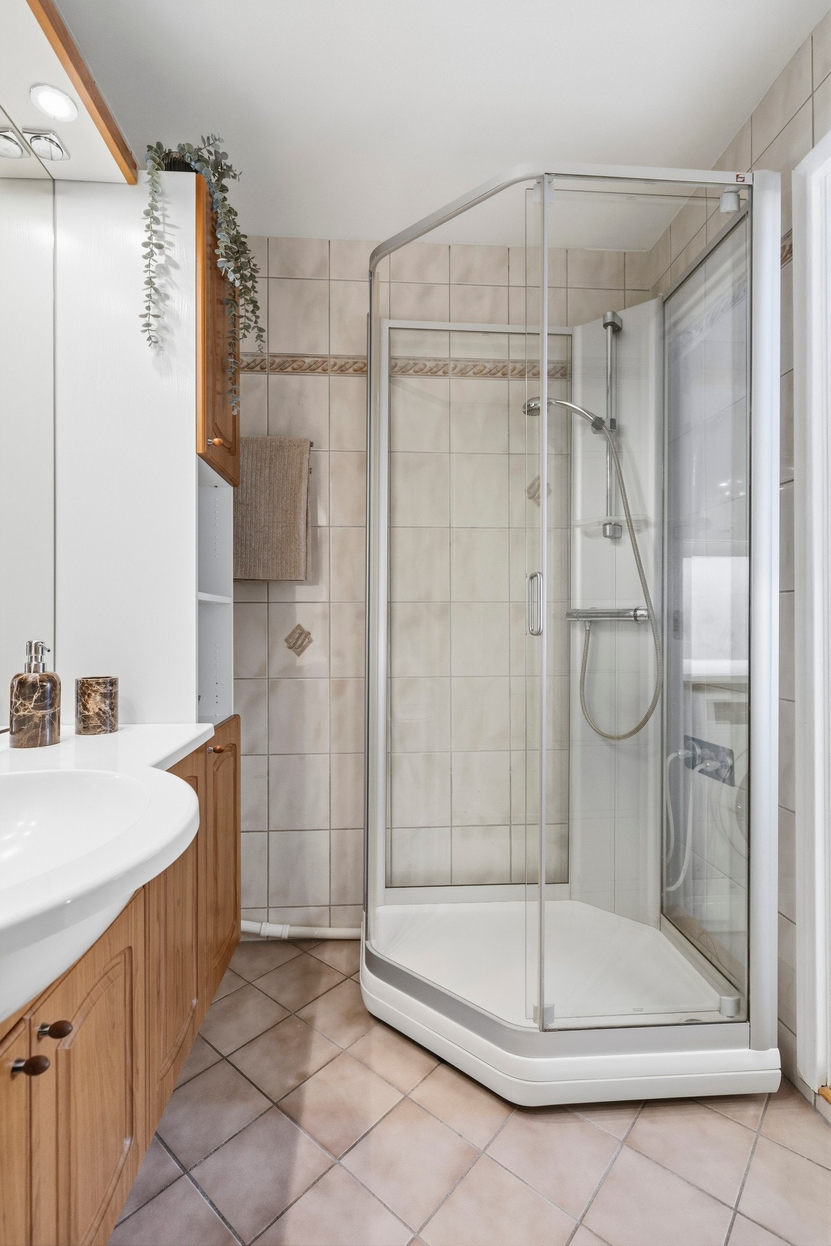 Badet ved grovkjøkkenet er utstyrt med servant, gulvstående toalett og dusjkabinett Galleribilde