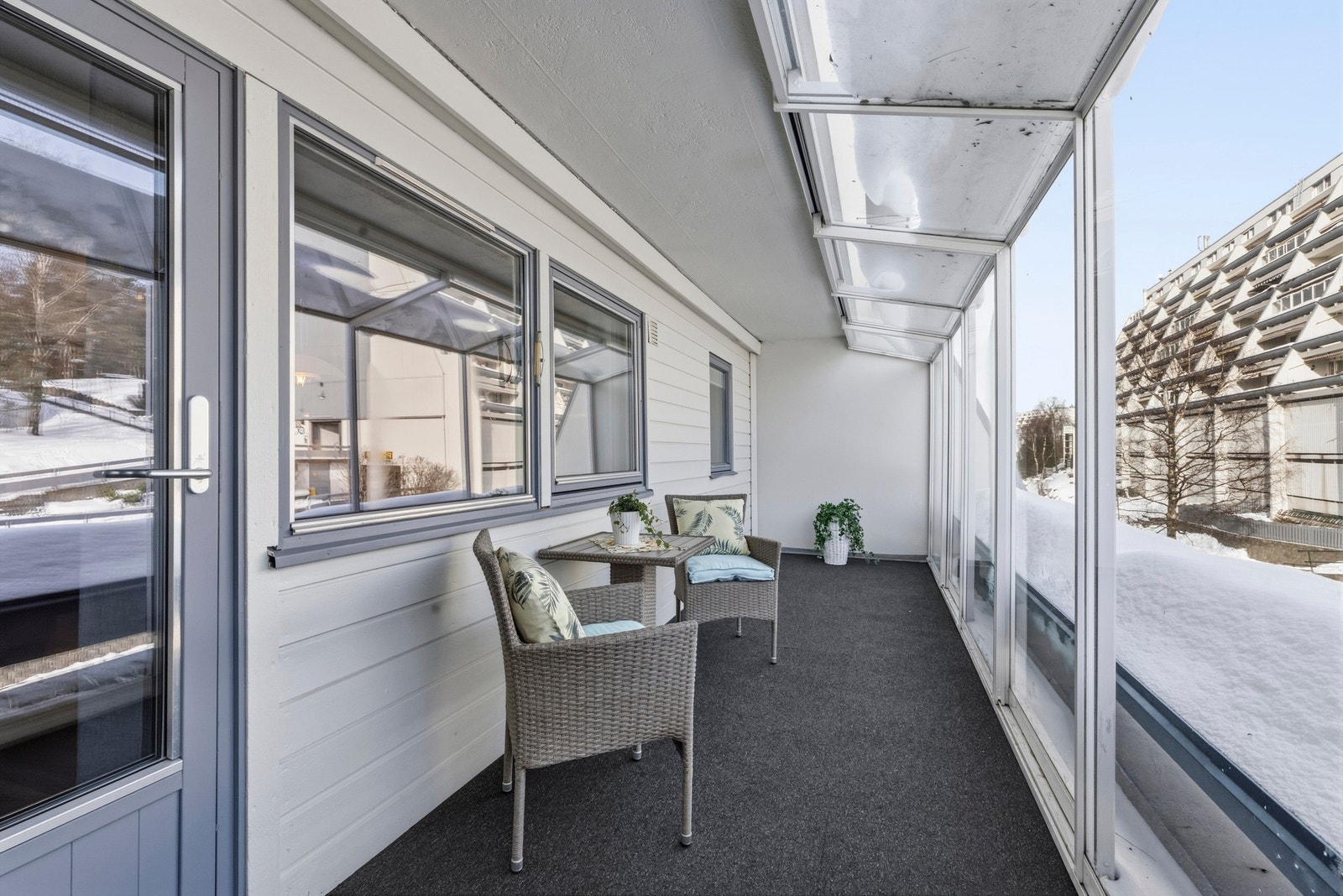 Fra kjøkkenet er det utgang til en østvendt, innglasset terrasse med herlig morgensol Galleribilde