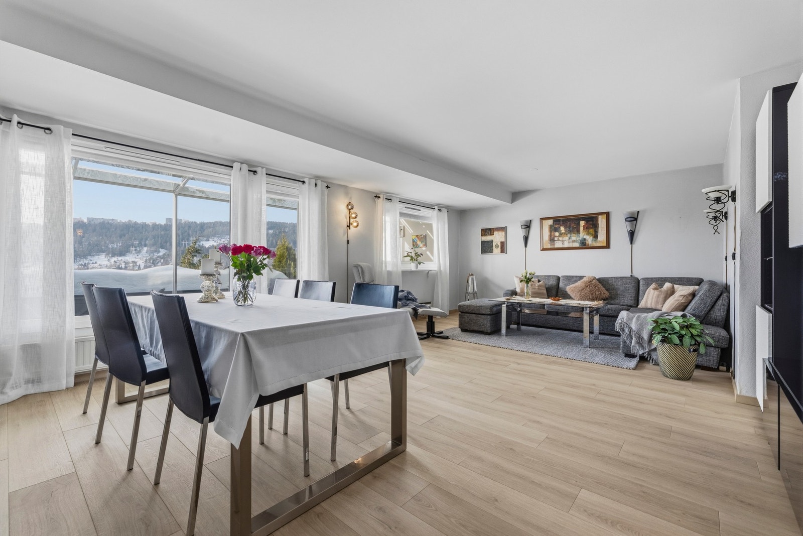 Stuen har en god størrelse og en romhøyde på 2,38 meter, som gir et luftig inntrykk Galleribilde