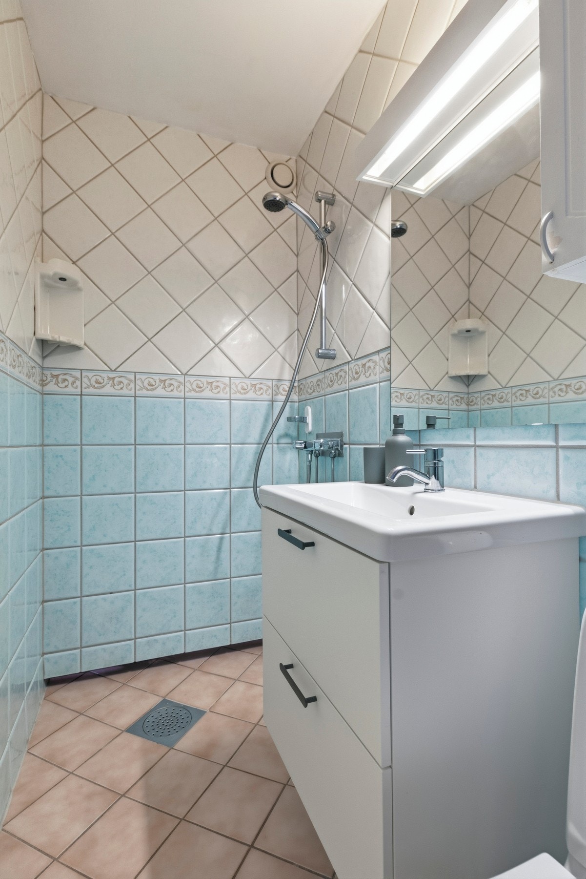 Innredningen består av skap med glatte fronter Galleribilde