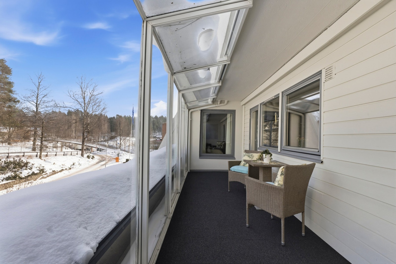 Balkongen er på ca. 13,2 m² og er i betong- og metallkonstruksjon Galleribilde