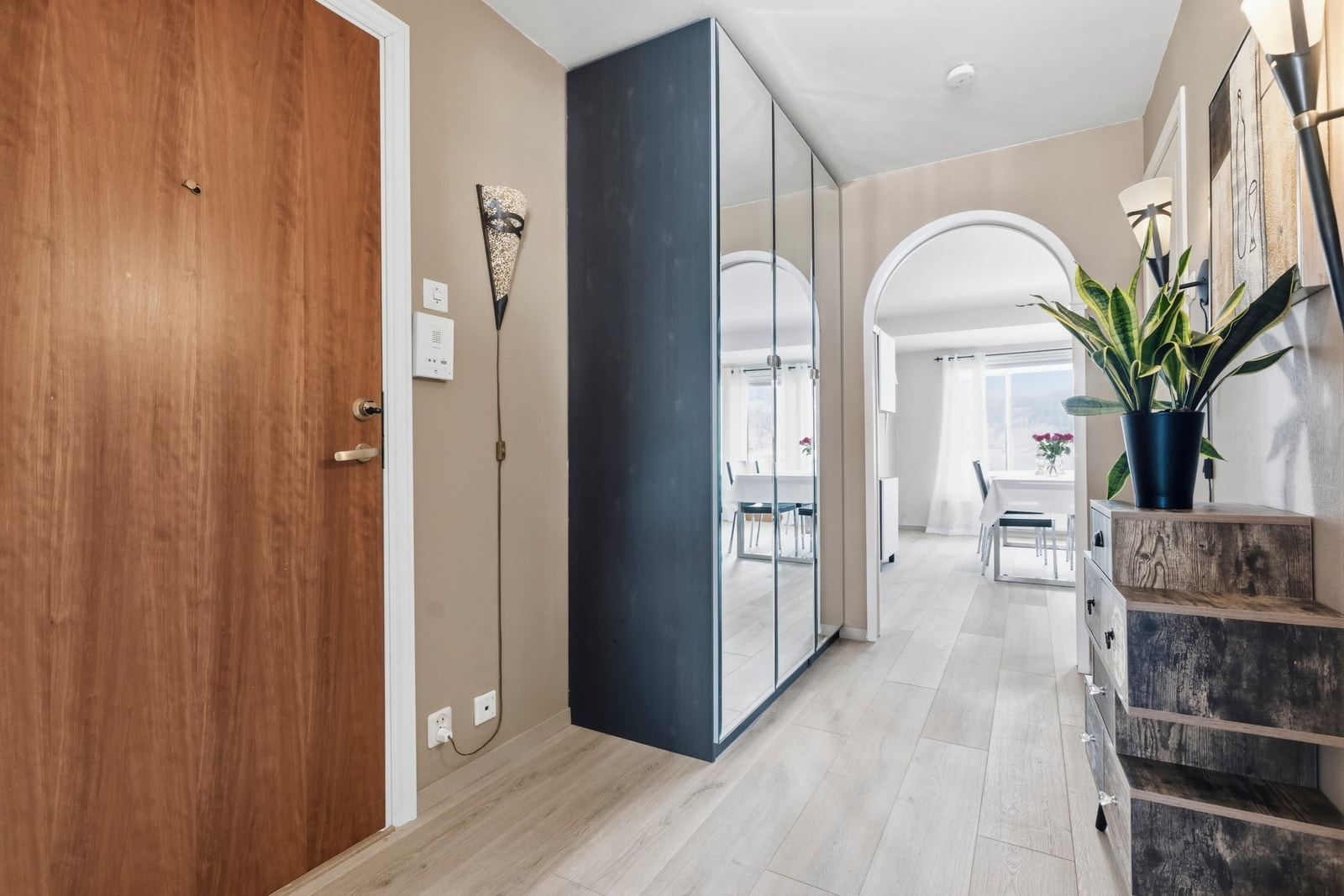 Inngangspartiet har en romslig utforming med plass til oppbevaring av sko og yttertøy Galleribilde