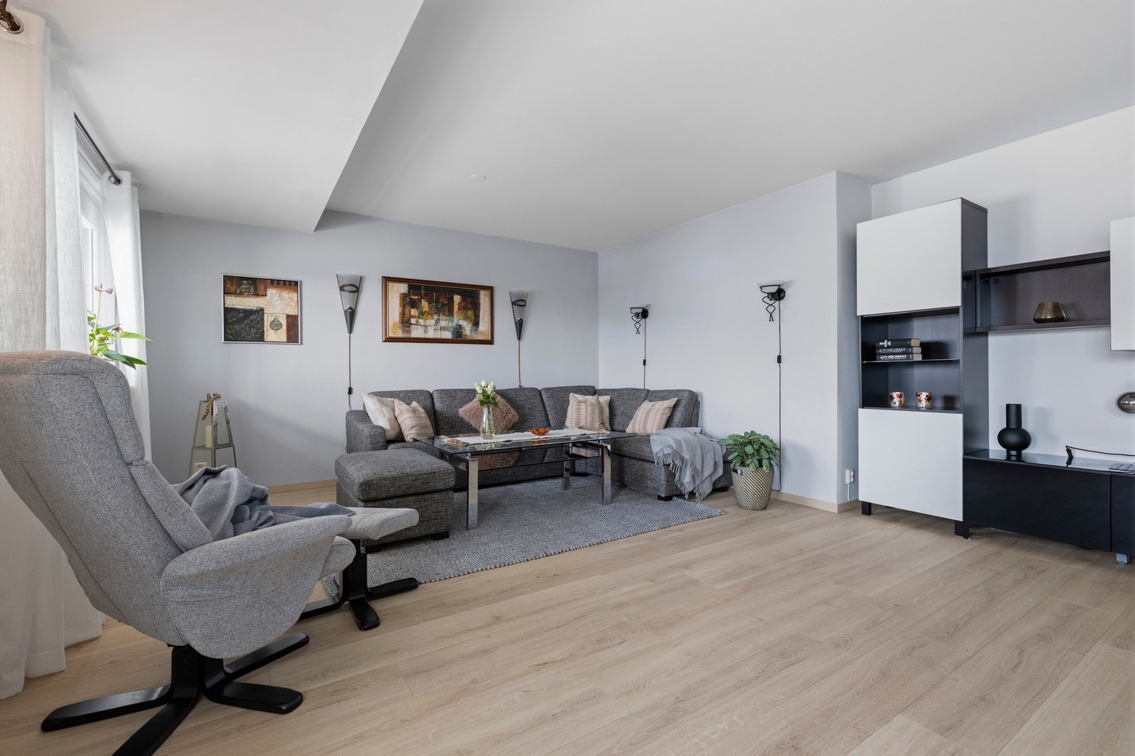 Gulvflaten gir fleksible innredningsmuligheter, enten du ønsker en romslig sofagruppe, spisebord eller andre møbler Galleribilde