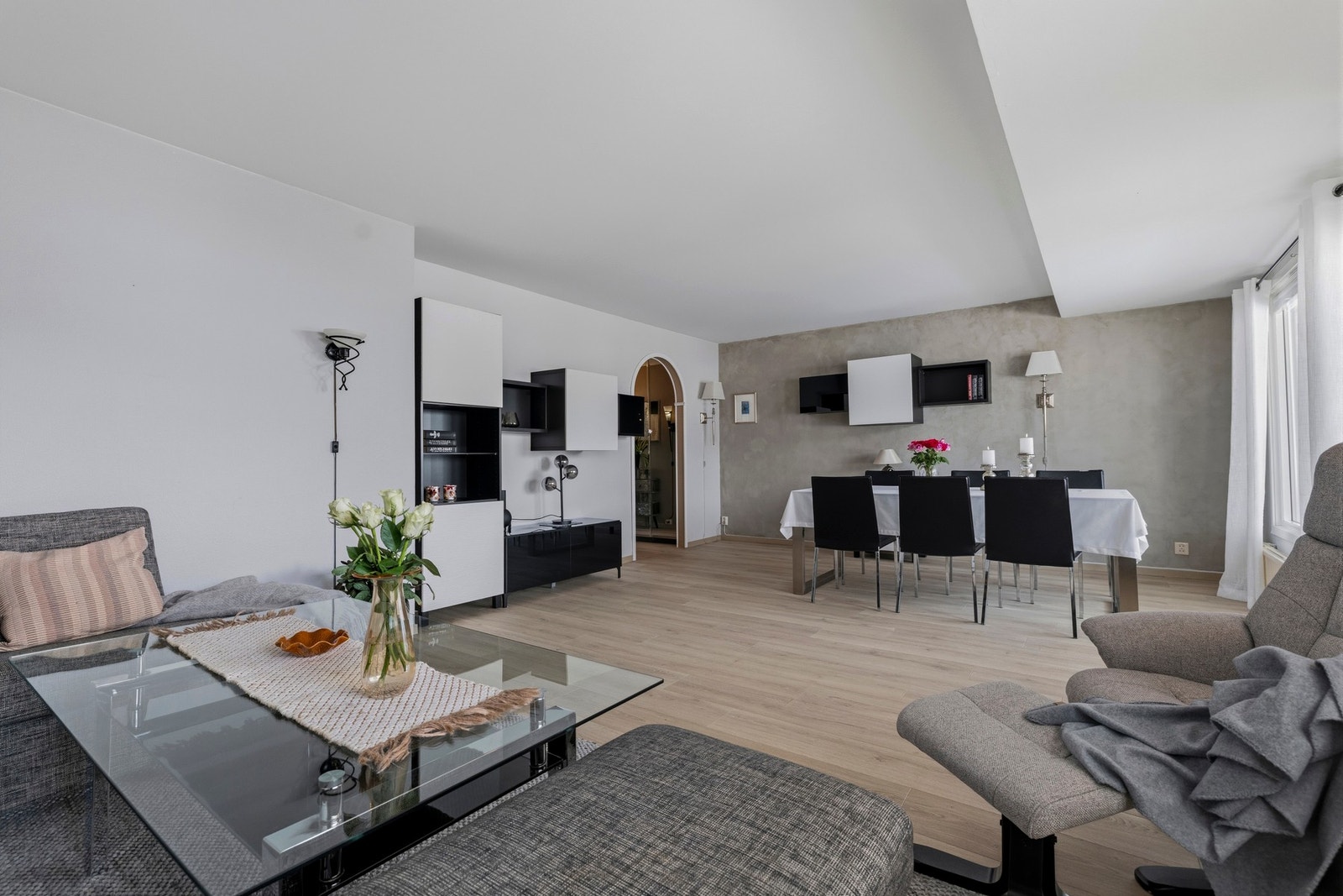 Rommet passer både til hverdagsliv og sosiale sammenkomster, med plass til ulike aktiviteter og behov Galleribilde