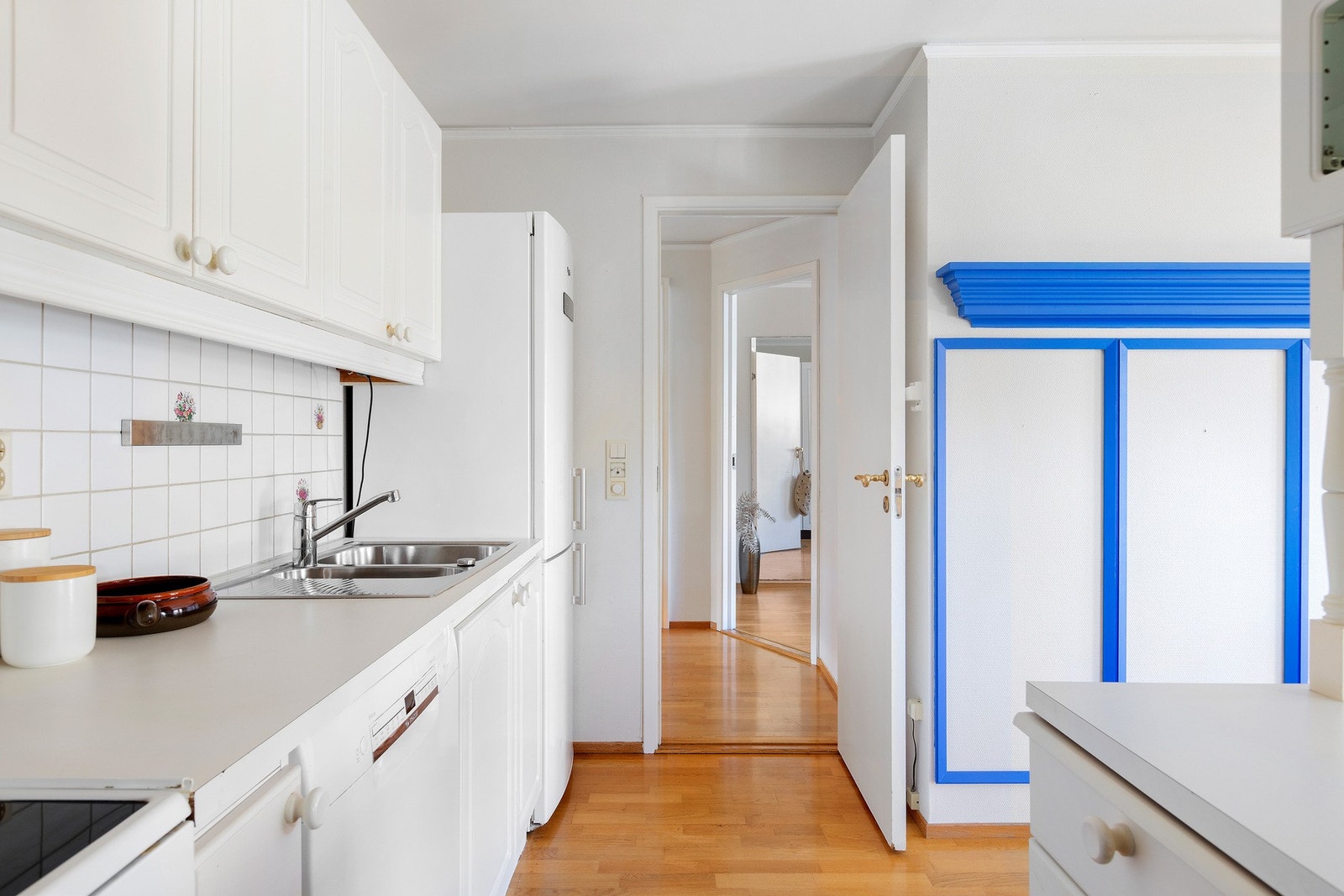 Kjøkkenet er stort og har godt med skap og benkeplass. Galleribilde