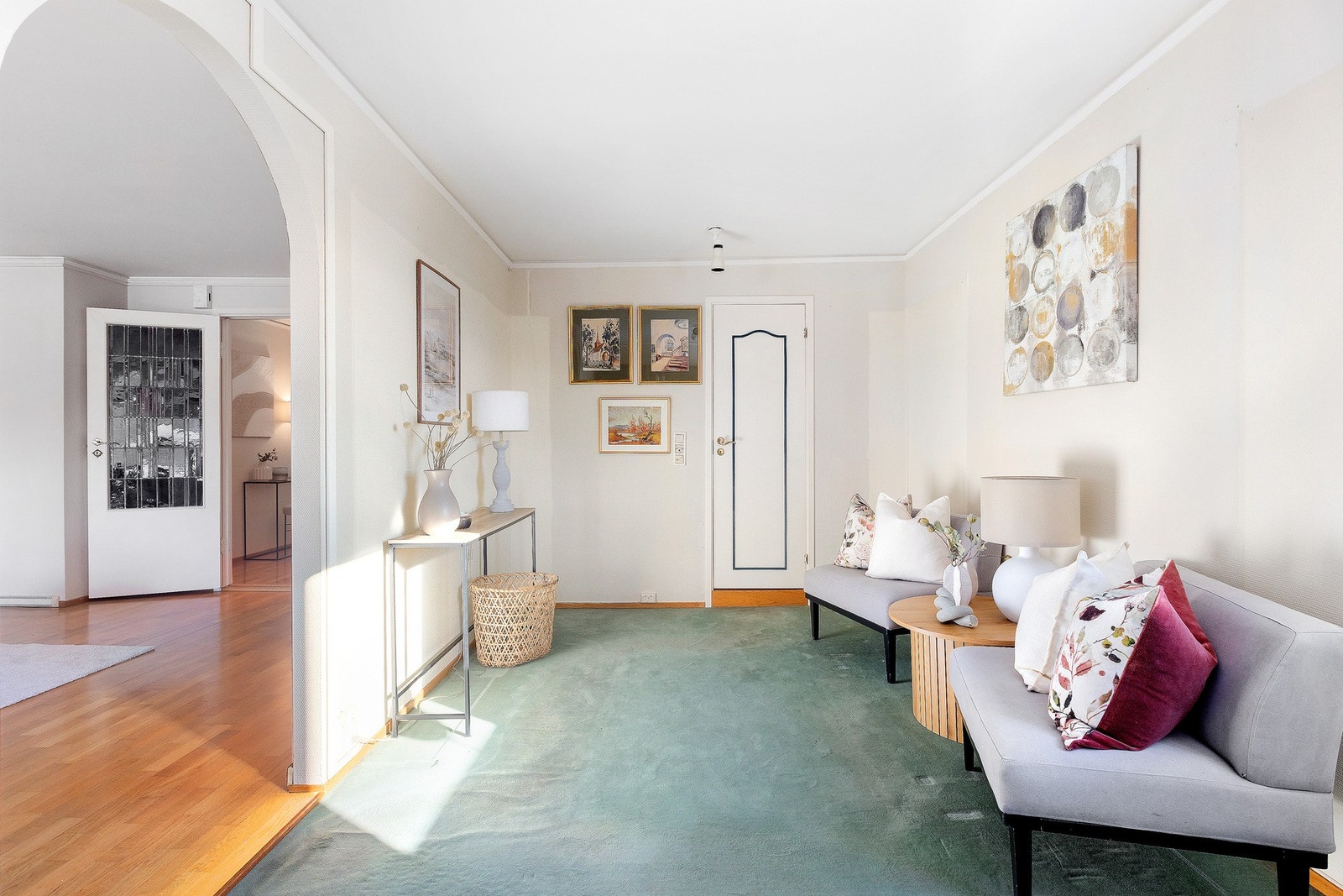 Romslig soverom som i dag brukes som bibliotek/kontor. Direkte adkomst stort bad med vaskeromsløsning. Galleribilde