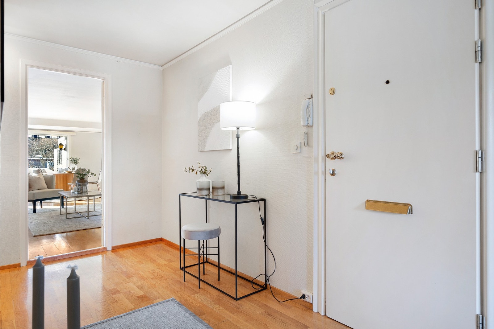 Stor entre/hall med god plass til ytterligere gardeobeskap. Galleribilde