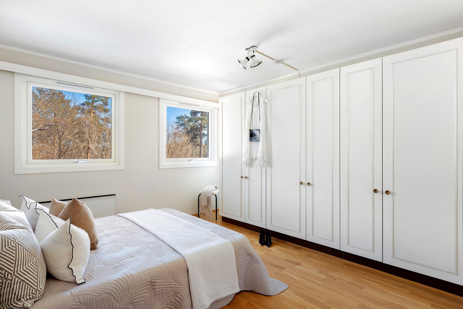 Hovedsoverommet har svært godt med garderobeskap. Opprinnelig var det to soverom, som er slått sammen til ett. Dette kan enkelt settes tilbake til 2 soverom. Galleribilde