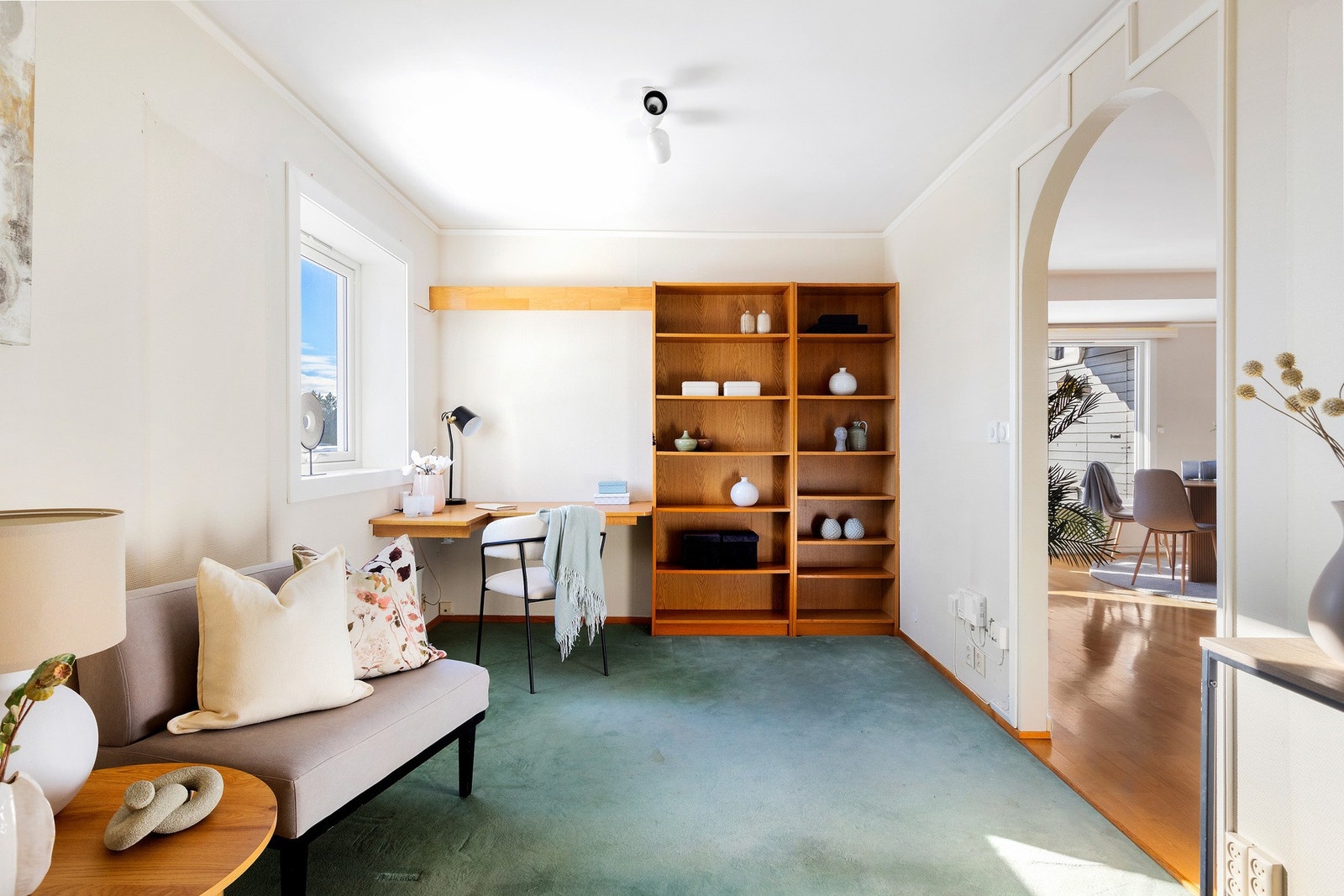 Smart kontorplass med hyller og belysning. Galleribilde