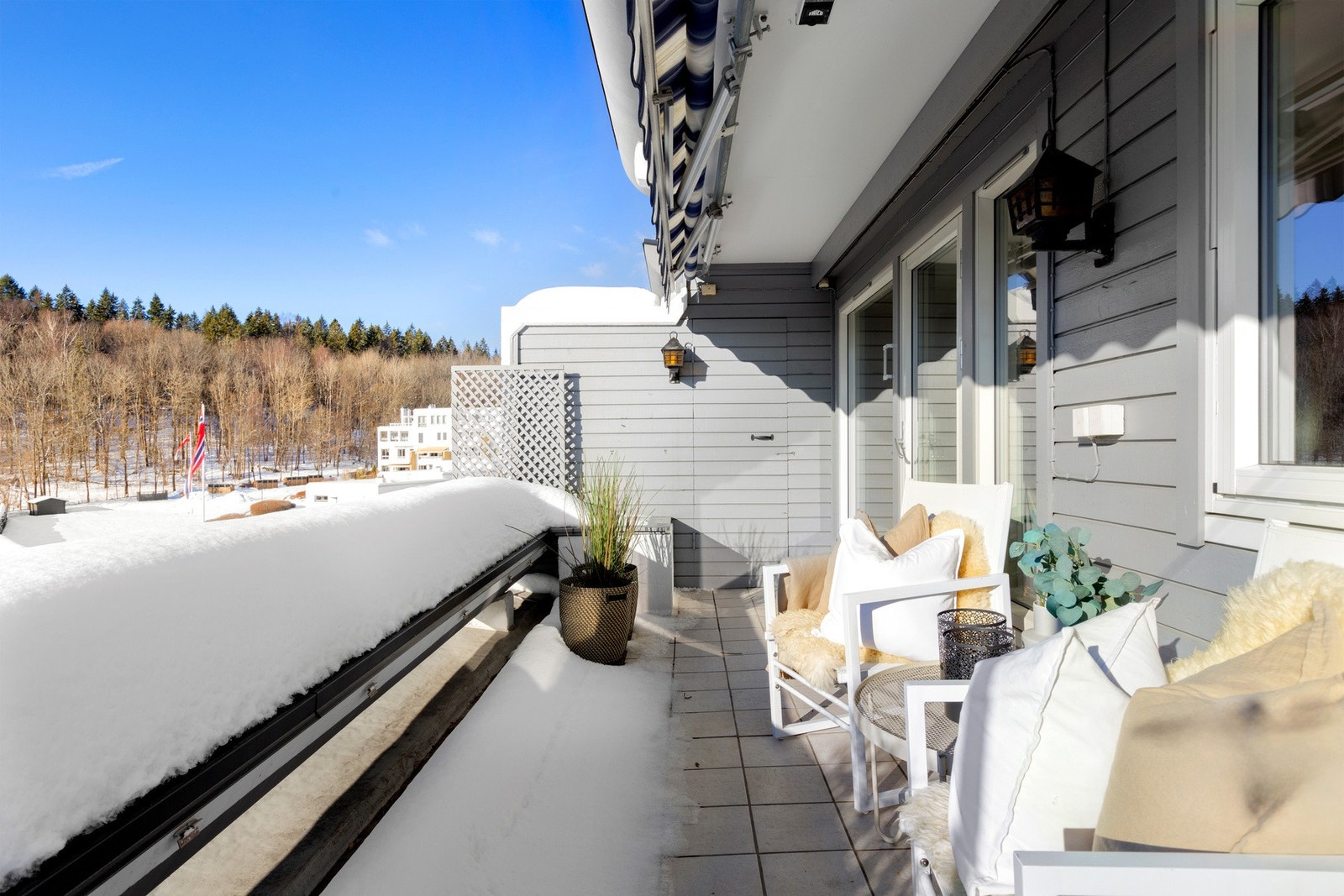 Stor og usjenert terrasse med svært mye sol. Praktisk bod for lagring av f.eks utemøbler/puter.Varmelamper i taket. Galleribilde