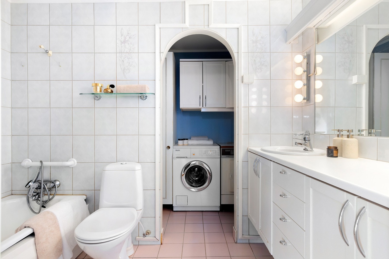 Badekar og gulvstående toalett. Smart vaskeromsløsning inn fra badet. Galleribilde