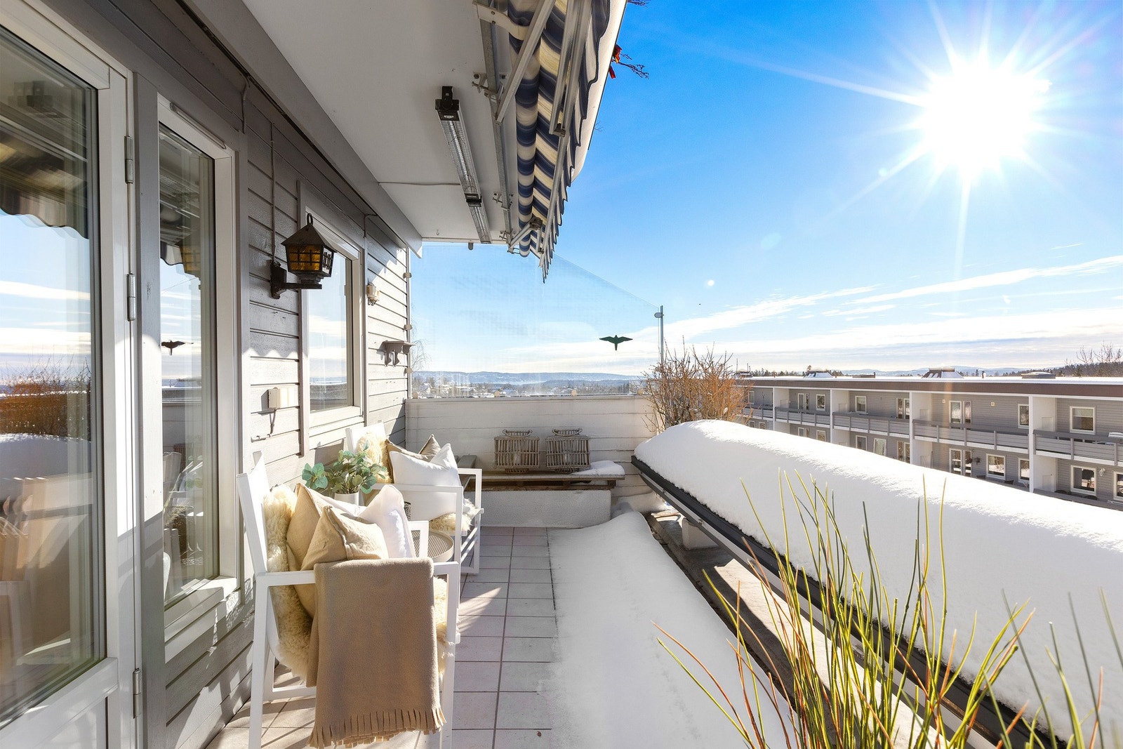 Solrik balkong med flott utsikt. Galleribilde