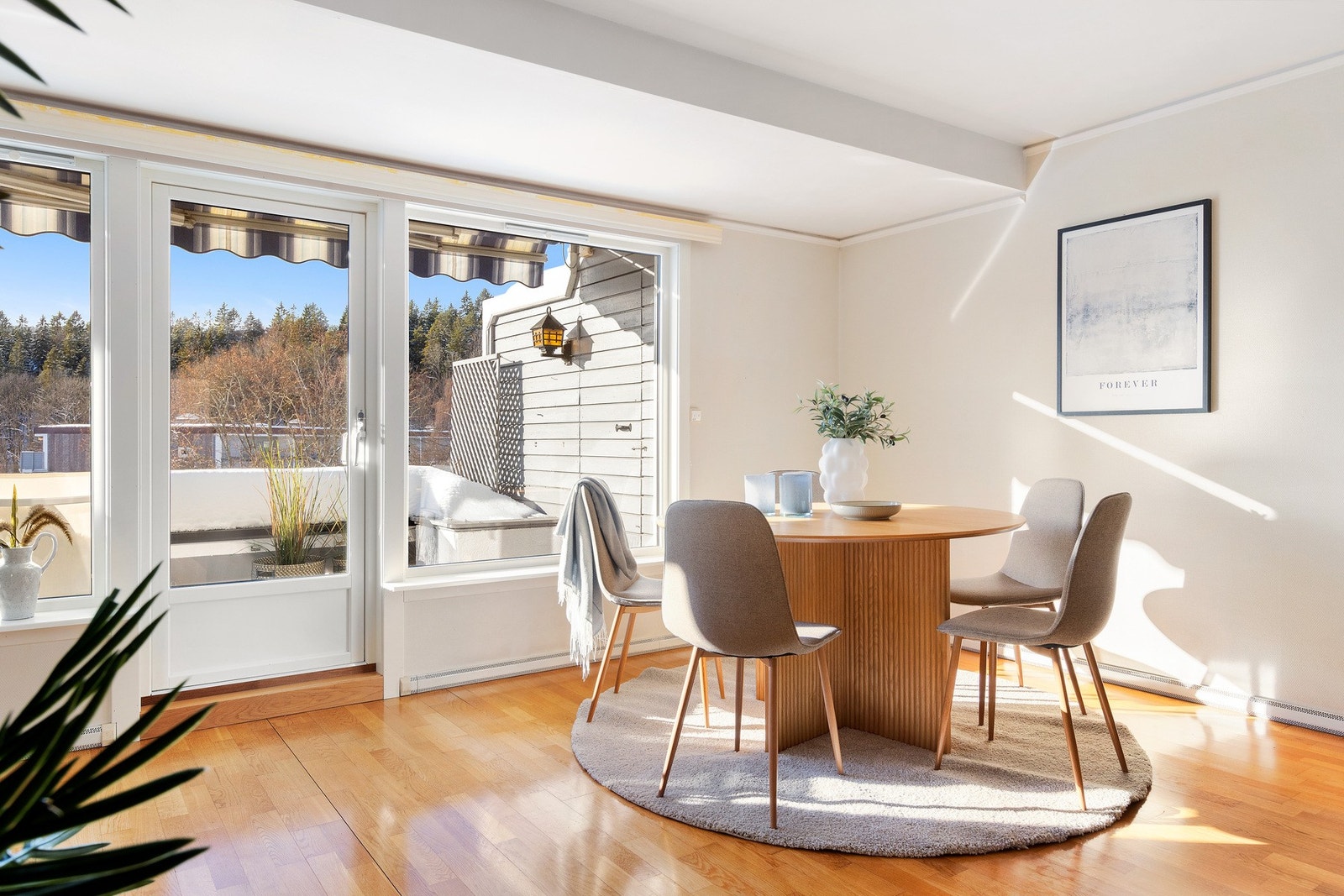 Utgang til den romslige og solrike terrassen. Markise med elektrisk motor. Galleribilde