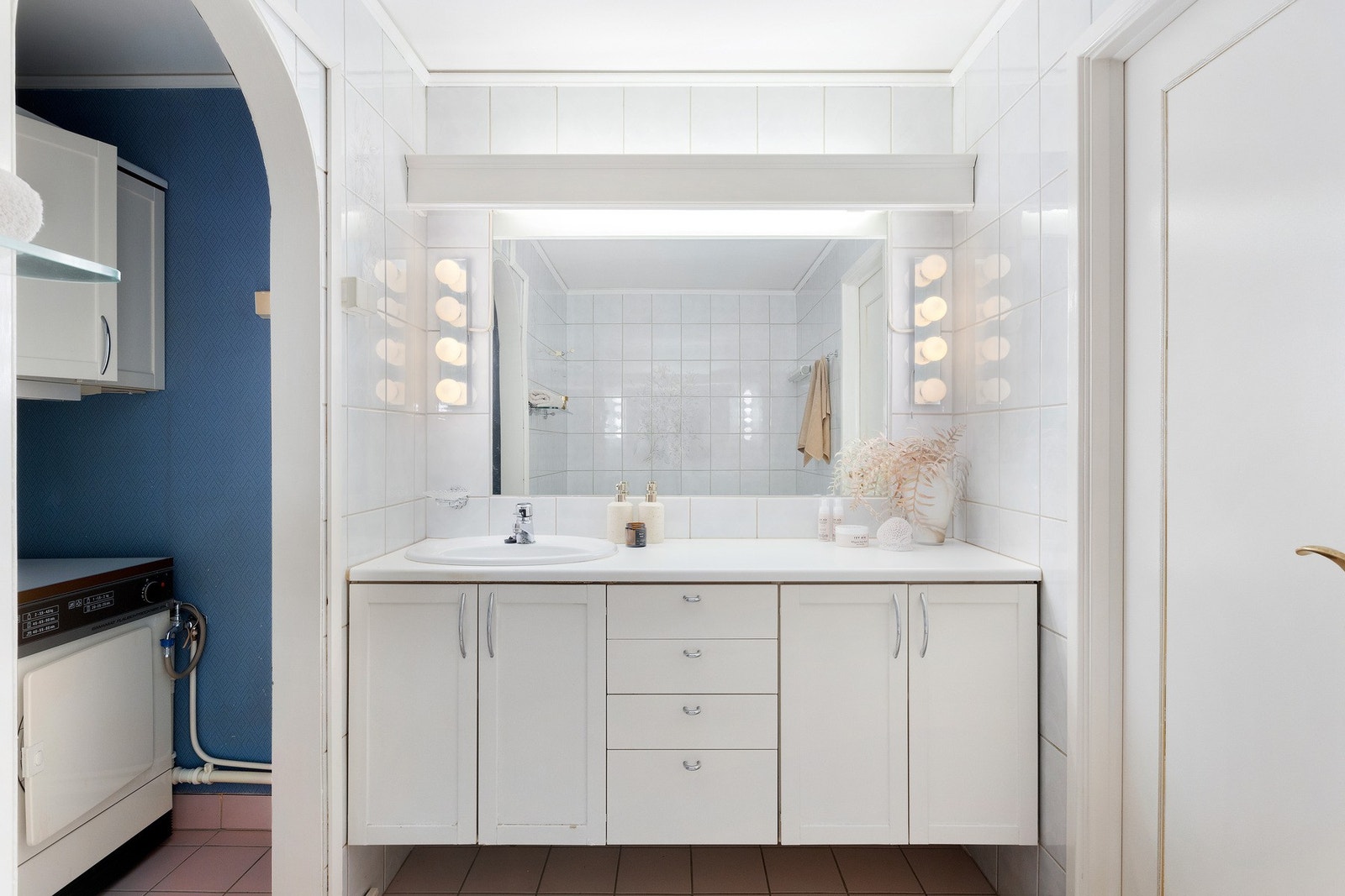 Badet er flislagt og har svært innholdsrik innredning med mye lagringsplass. Stort speil med belysning. Galleribilde