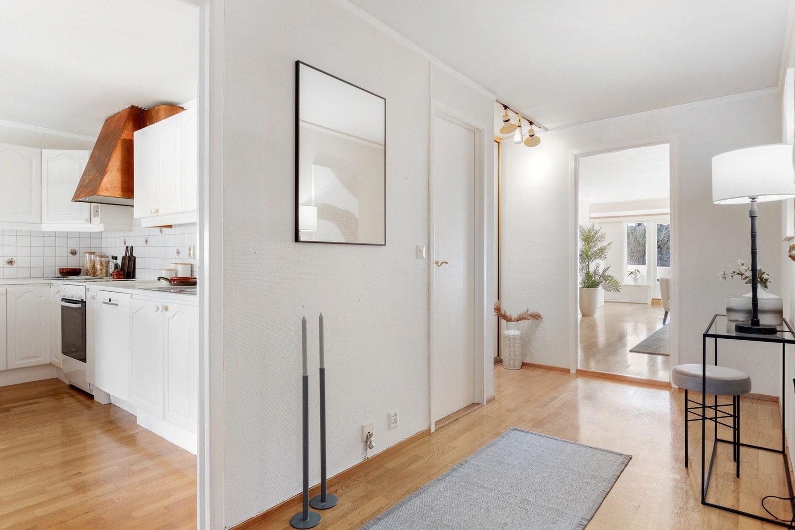 Skyvedørsgarderobe med speildører. Galleribilde