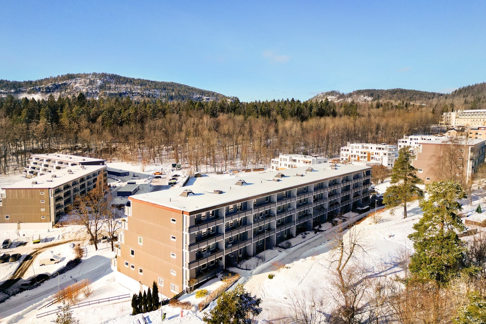 Leiligheten ligger i naturskjønne omgivelser med marka som nærmeste nabo. Galleribilde