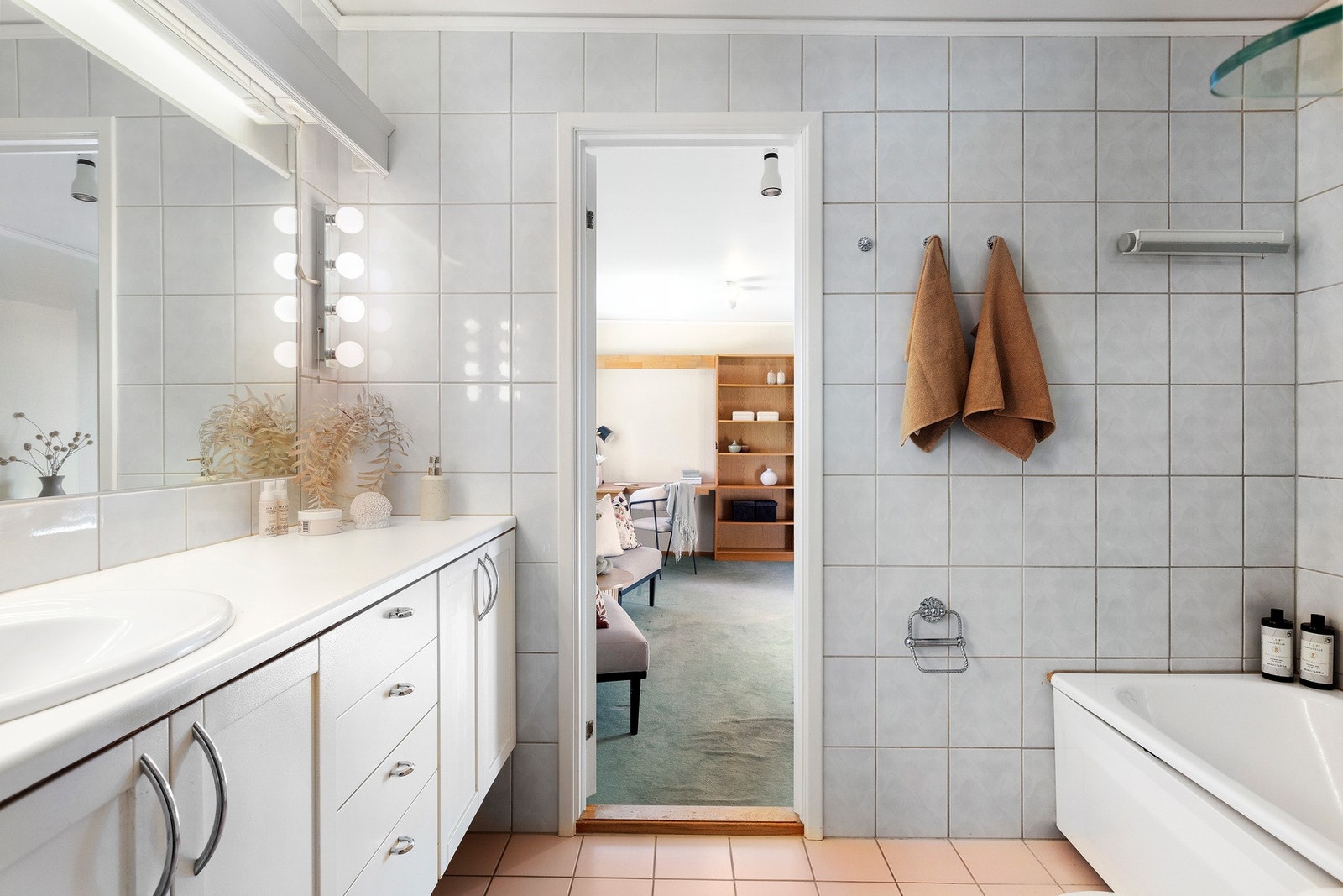 Badet ligger i direkte tilknytning til det opprinnelige hovedsoverommet. Galleribilde