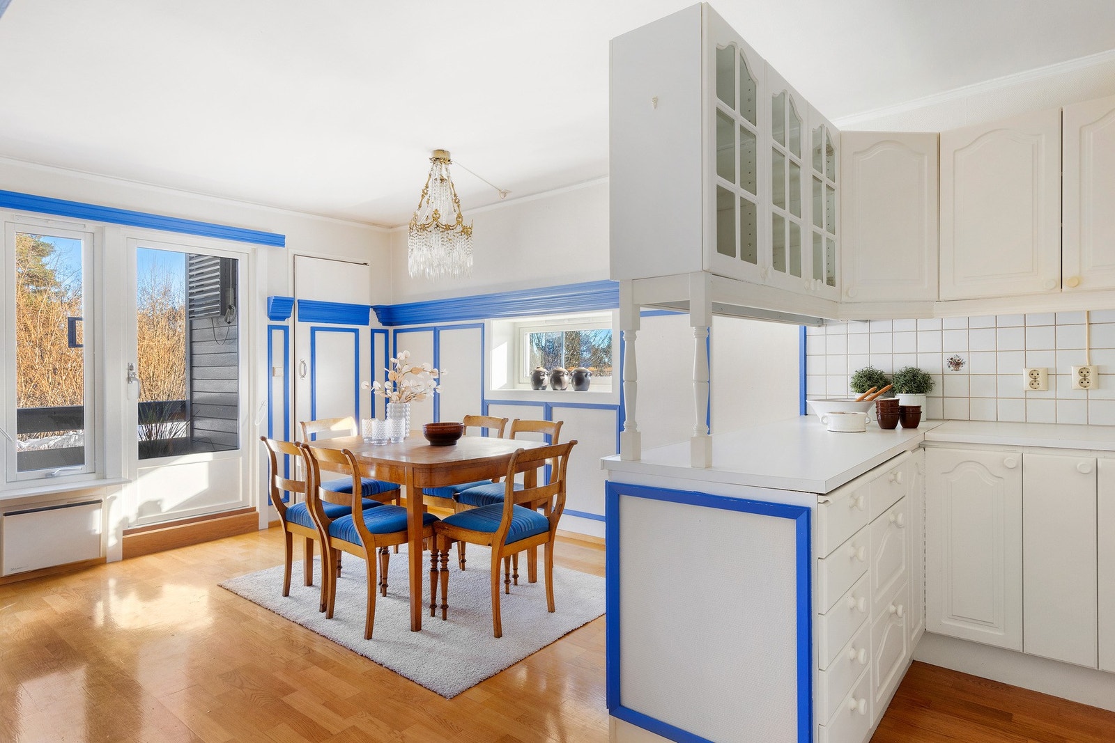 God plass til spisestuemøblement på kjøkkenet.Inngang til kjølebod fra kjøkkenet. Galleribilde