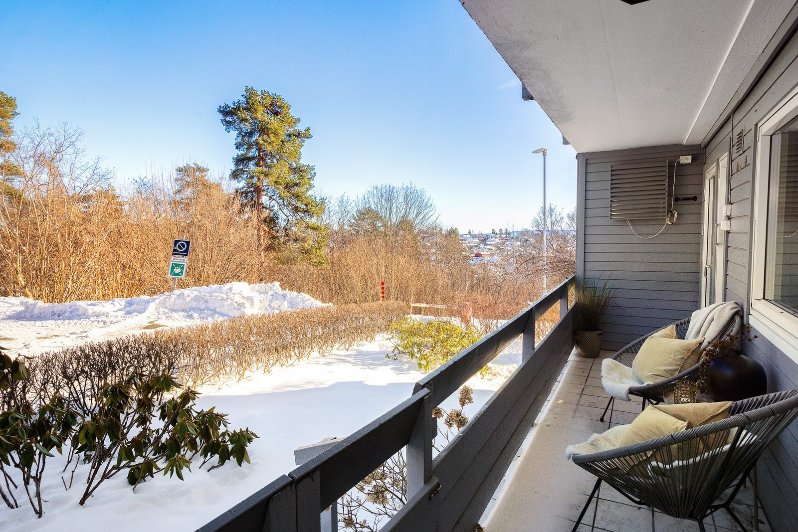 Frokostbalkong med port ut til grøntareal. Galleribilde