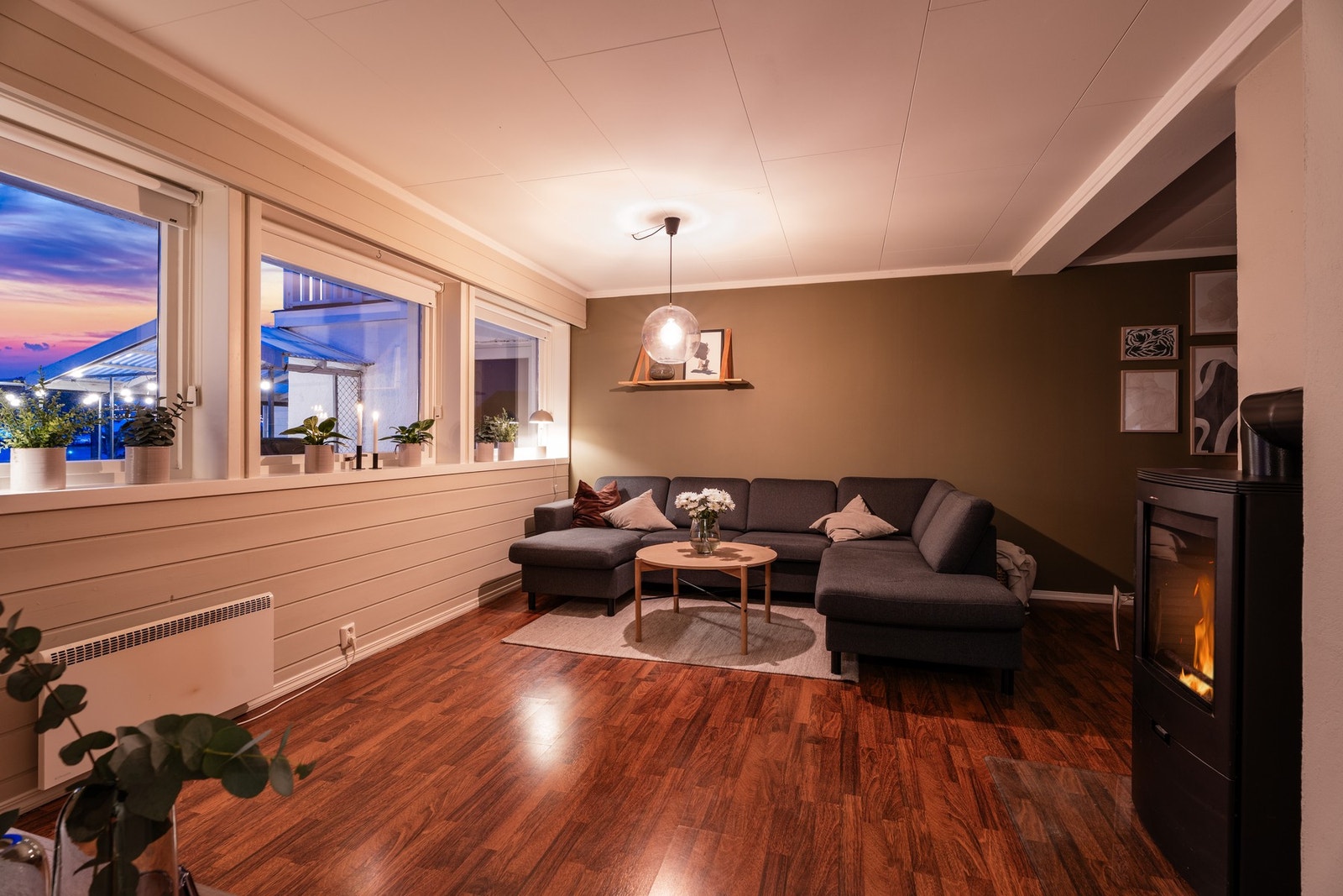 I utleiedelen er det lun og varm vedovn i tillegg til elektrisk oppvarming. Galleribilde